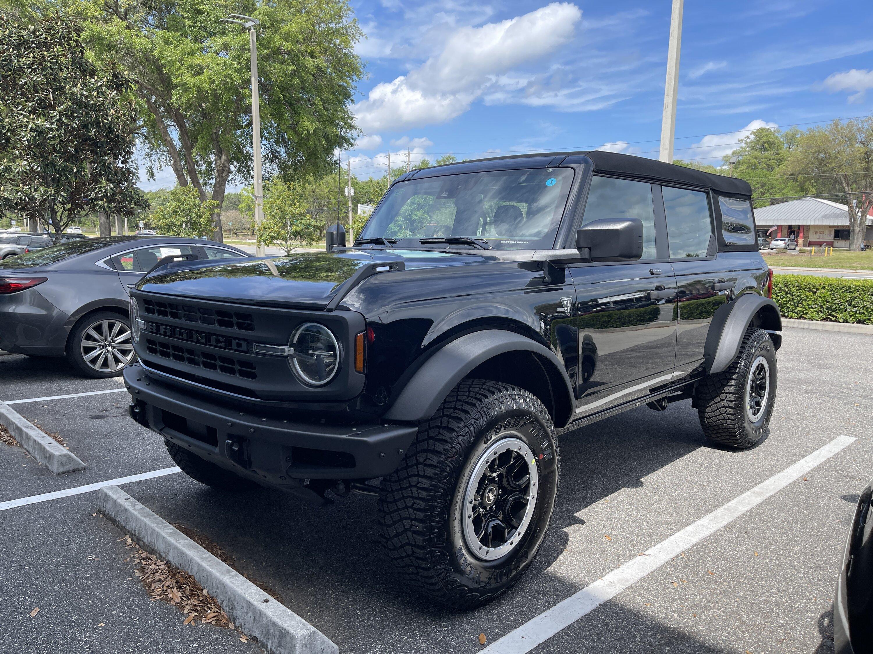 Ford Bronco SHADOW BLACK Bronco Club 2CA0DC99-0E16-4DDA-AC11-89CBBBEE4DD1