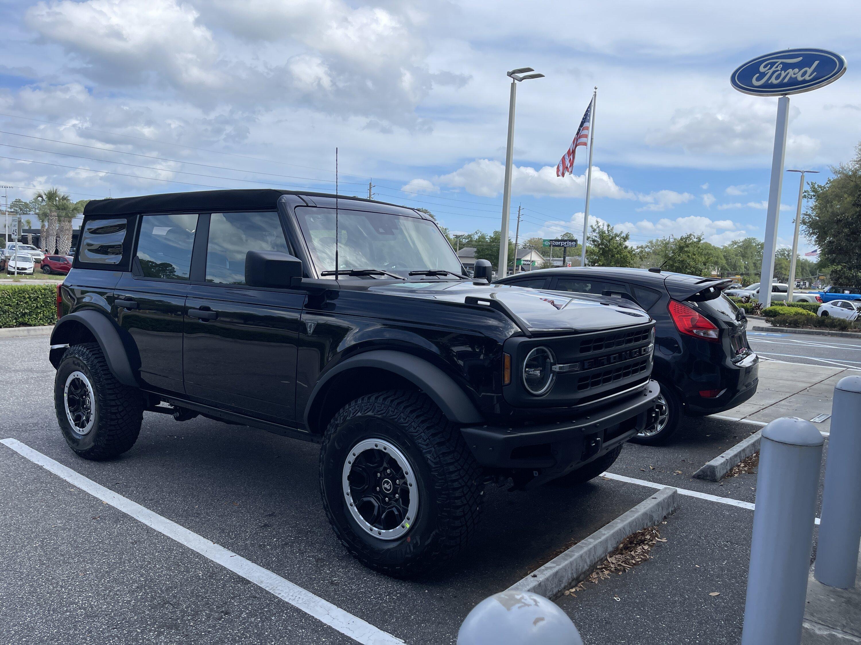 Ford Bronco SHADOW BLACK Bronco Club C00CF4A3-D18A-4D0C-8055-93F92A861AB2