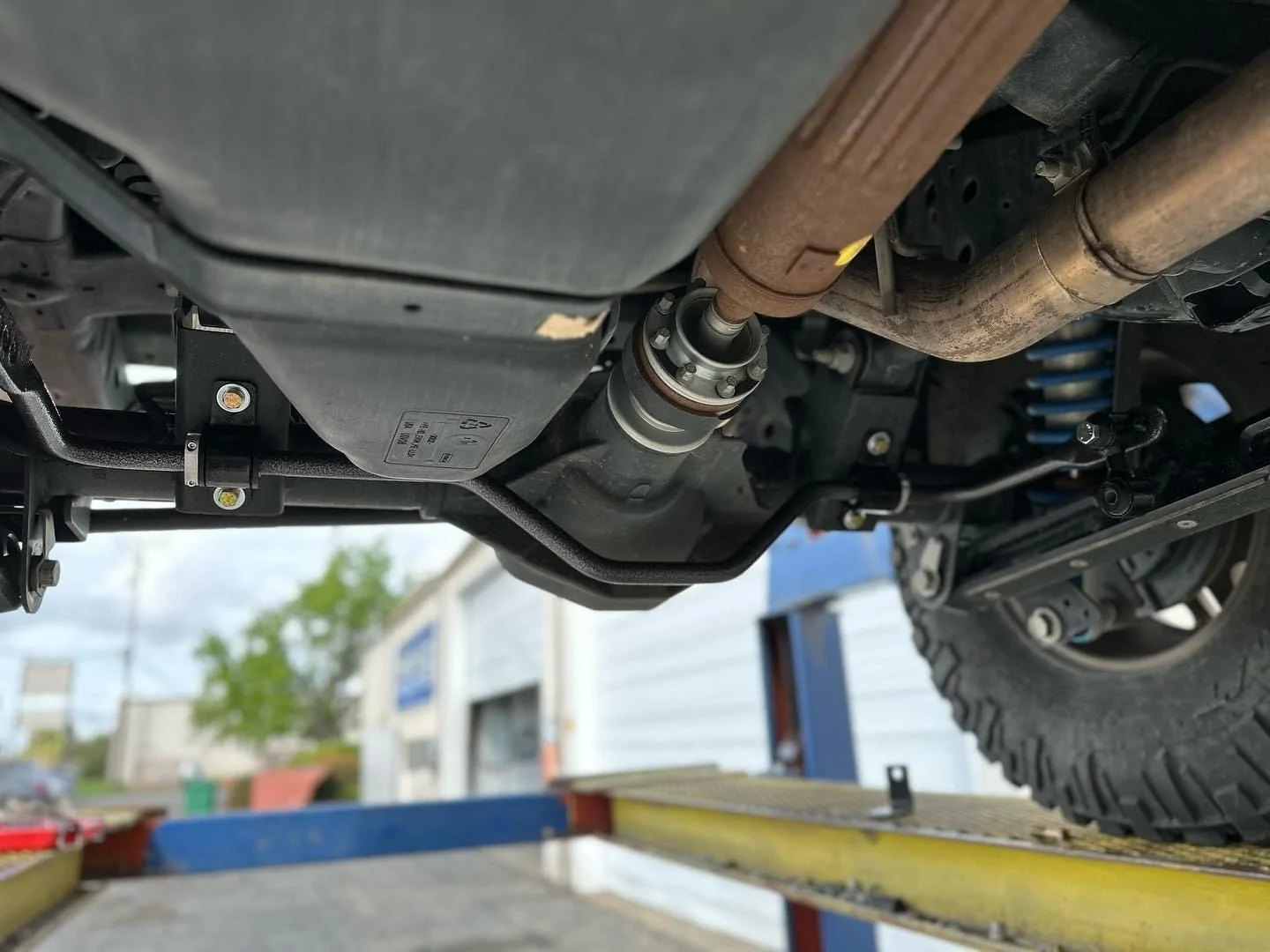 Ford Bronco HELLWIG SWAY BAR test fit hellwigrearswaybar2
