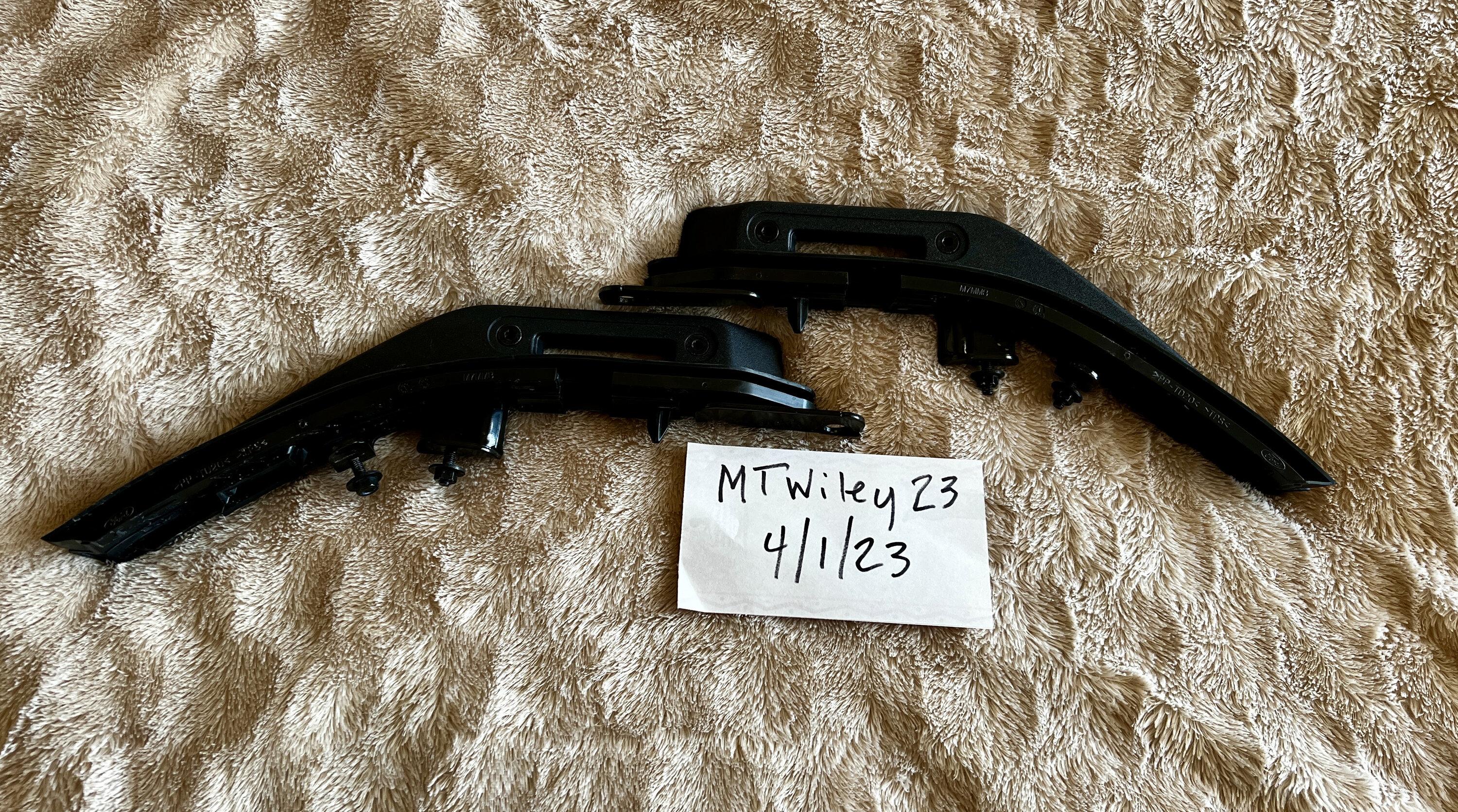 Ford Bronco FS- Set OEM Hood Trail Sights 0D9DCA31-C3D2-465F-84A7-C88E4AA78907_1_201_a