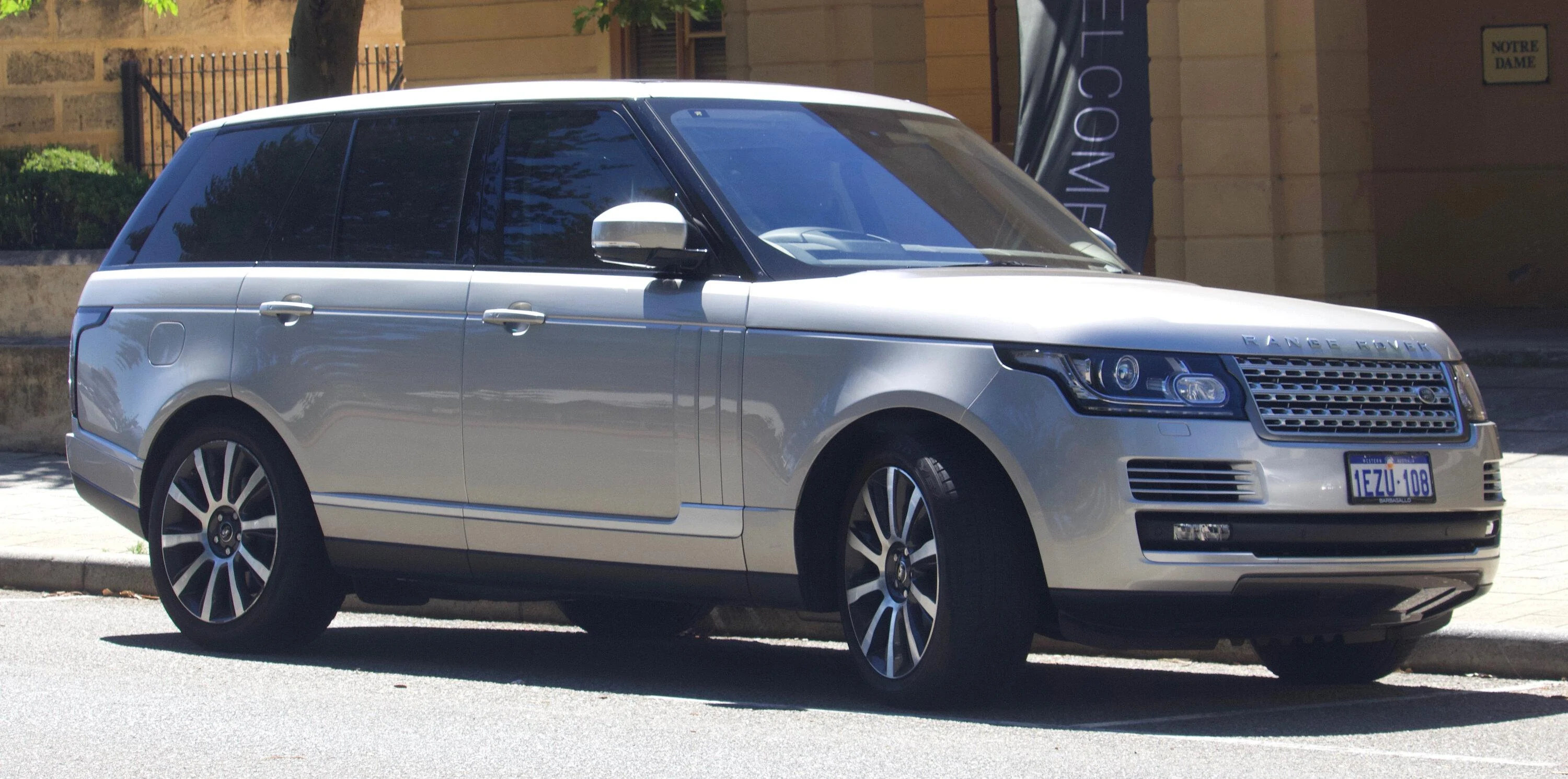 Ford Bronco Bronco Team 2 door. 2016_Land_Rover_Range_Rover_Vogue_(L_405_MY17)_wagon_(2018-11-29)_01