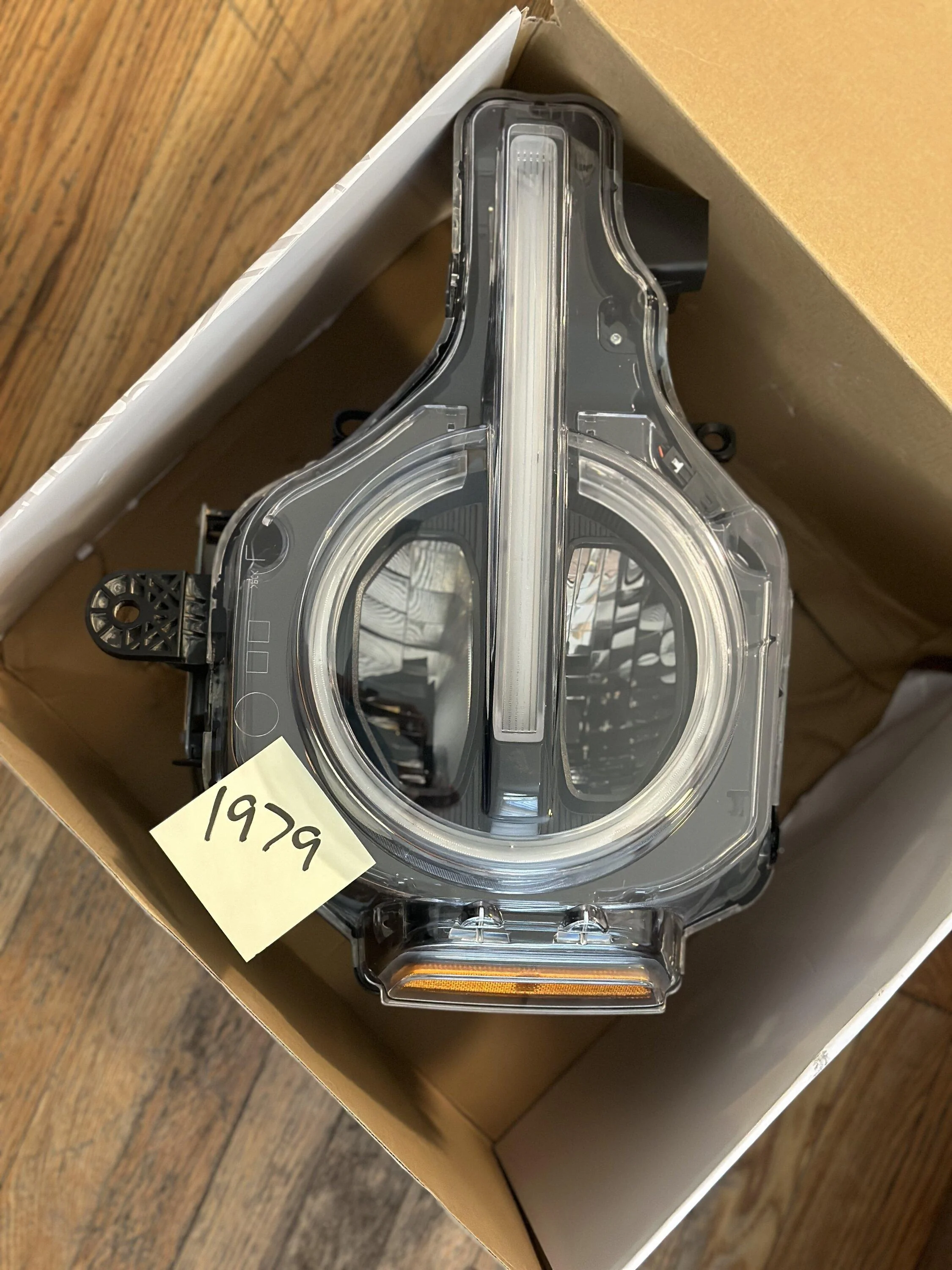 Ford Bronco Left side signature headlight D760BFC3-5DB9-4E0E-85FE-C2BA0480B232