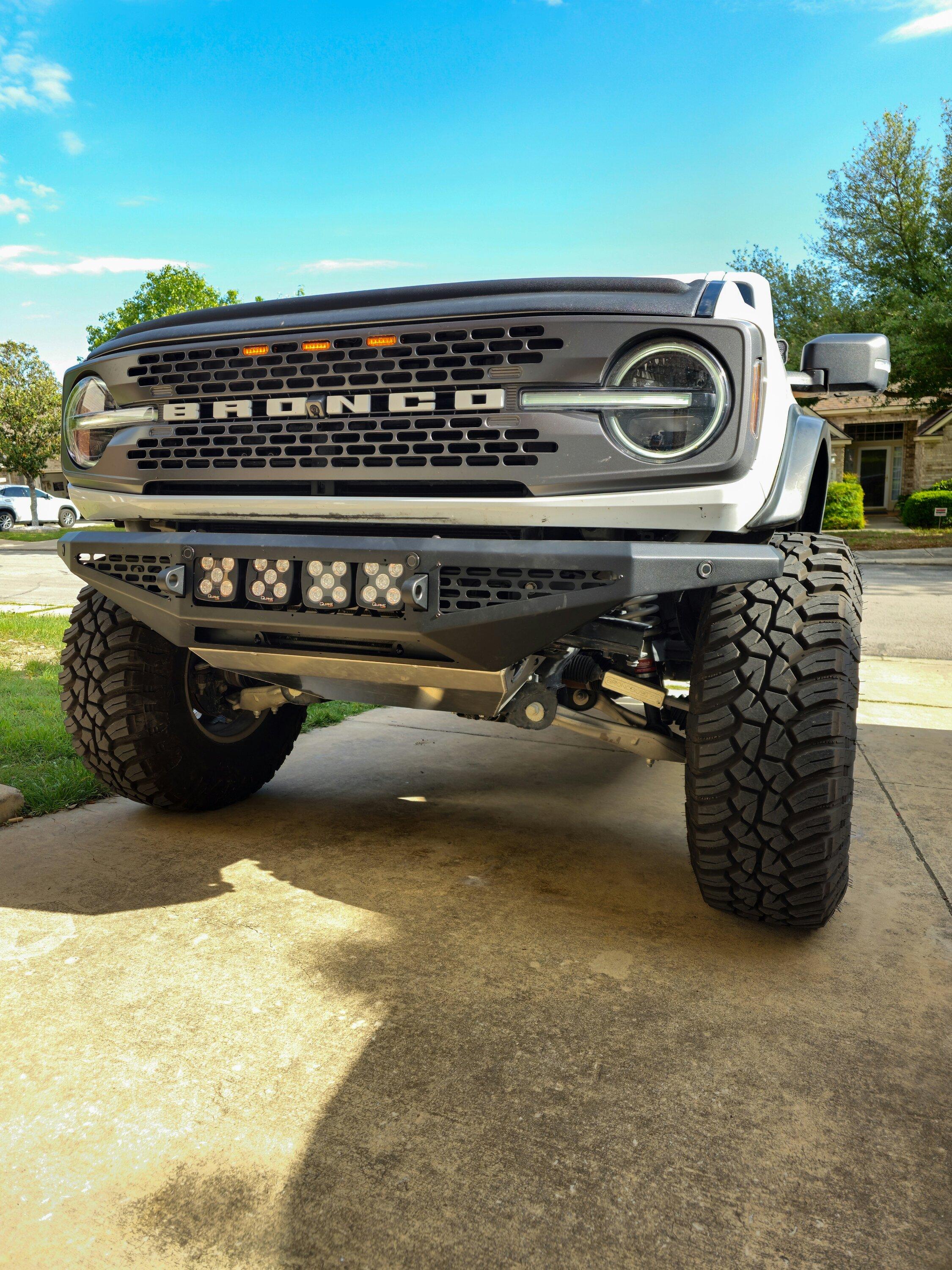 Ford Bronco Lobo Off-Road HNT bumper with skid + Quake LED 4.5″ RGB work lights 20230417_074755