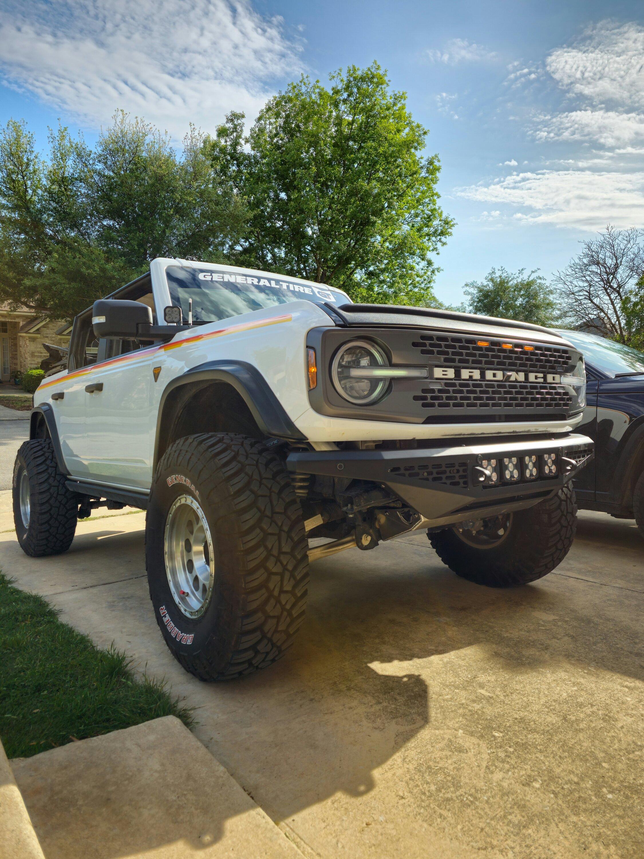 Ford Bronco Lobo Off-Road HNT bumper with skid + Quake LED 4.5″ RGB work lights 20230417_074728