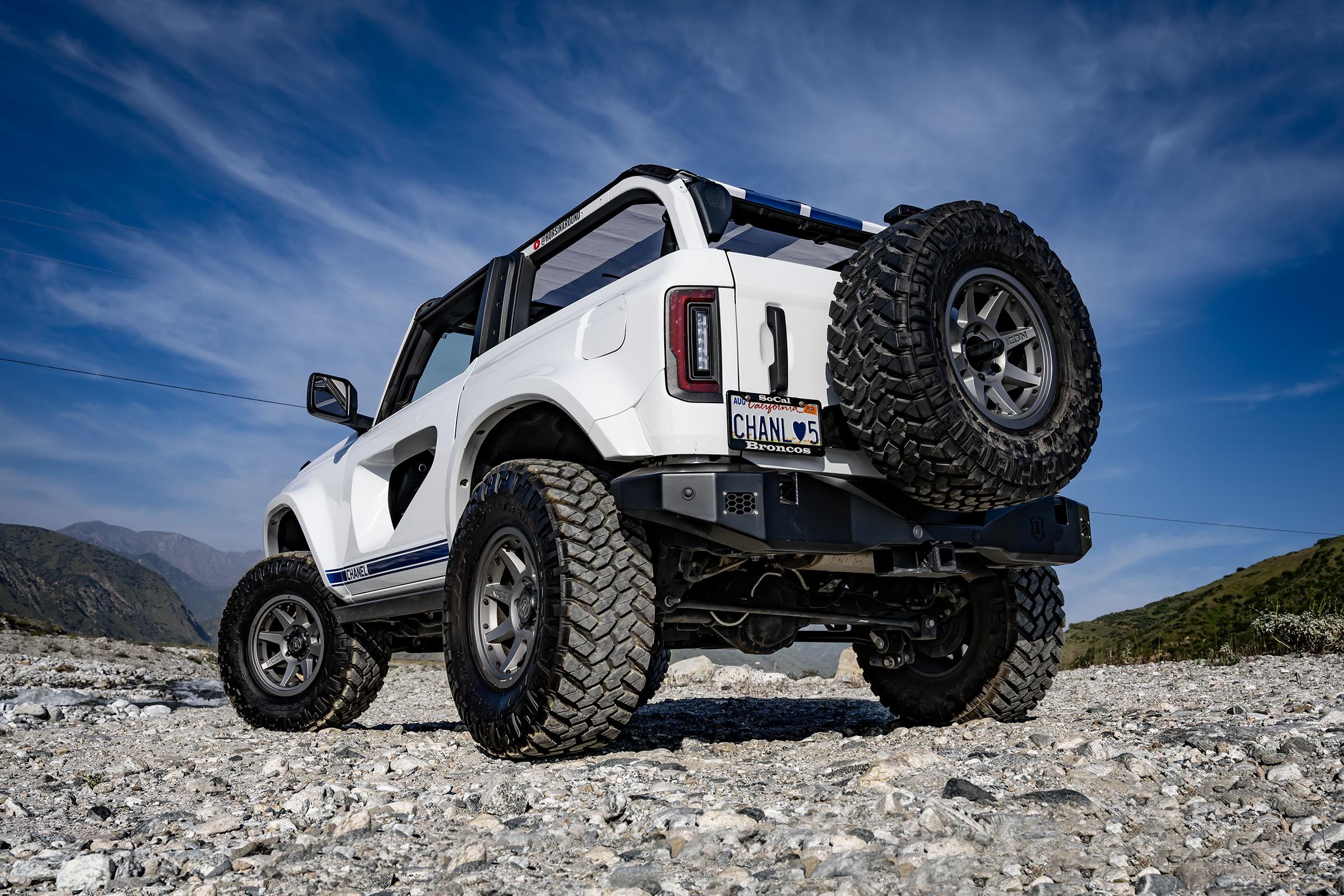 Ford Bronco Shelby racing stripes with ADV 5" fenders and Anderson Composites Halo Doors on my 2-door Base! DTS_3483X-2400w