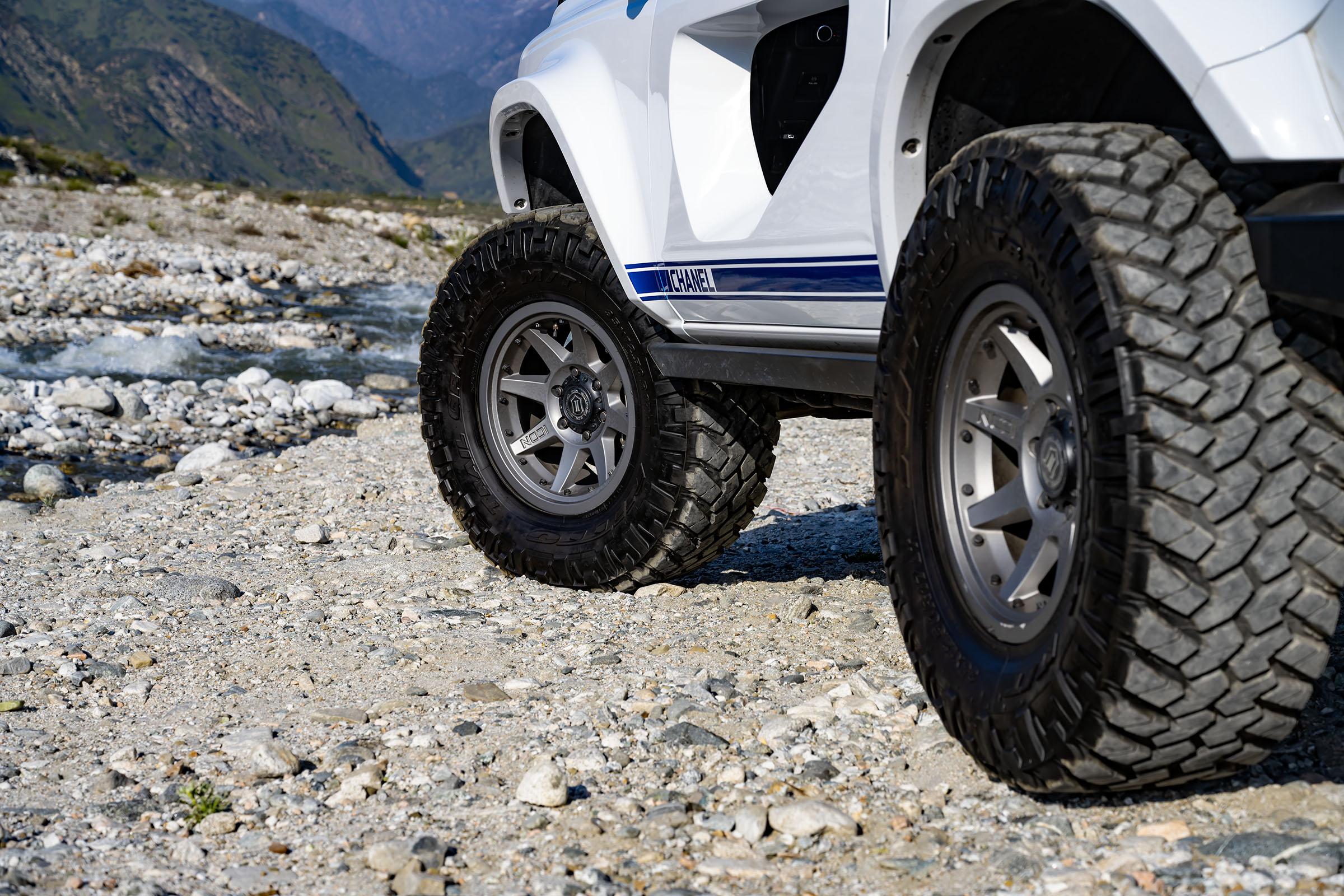 Ford Bronco Shelby racing stripes with ADV 5" fenders and Anderson Composites Halo Doors on my 2-door Base! DTS_3486X-2400w
