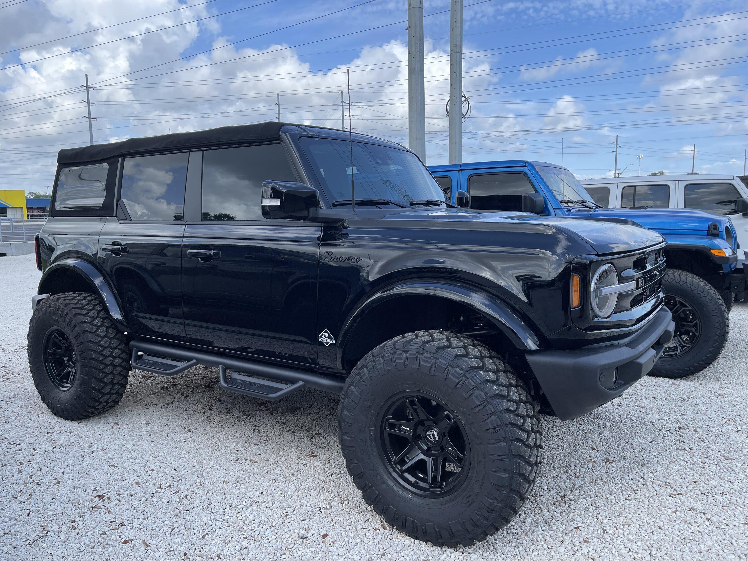 Ford Bronco SHADOW BLACK Bronco Club AD168F86-17BB-40AE-965A-78E3FEE1CBC5