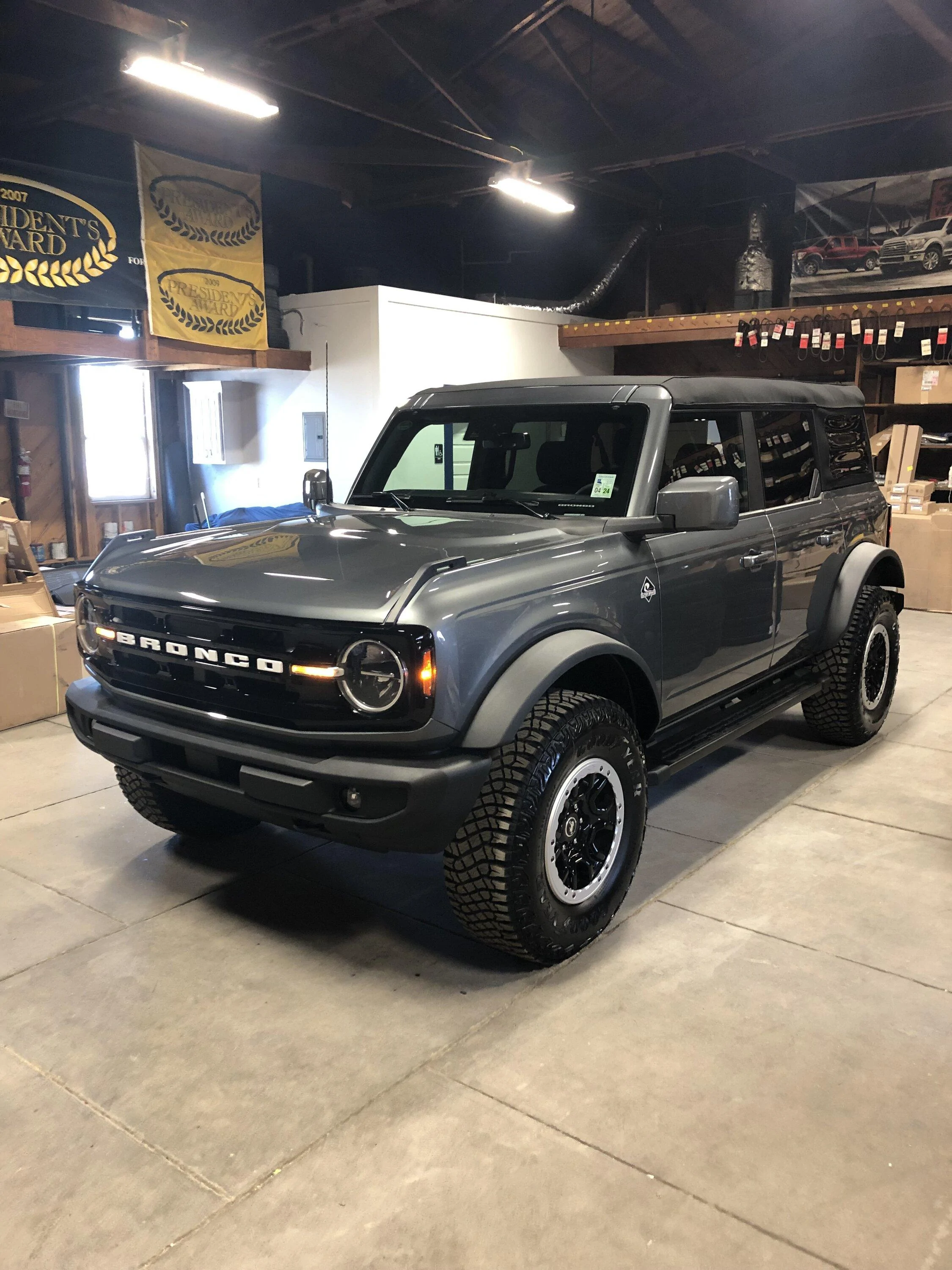 Ford Bronco CARBONIZED GRAY Bronco Club CB817242-4B8B-4B2D-BA85-45CBC7D66CC1