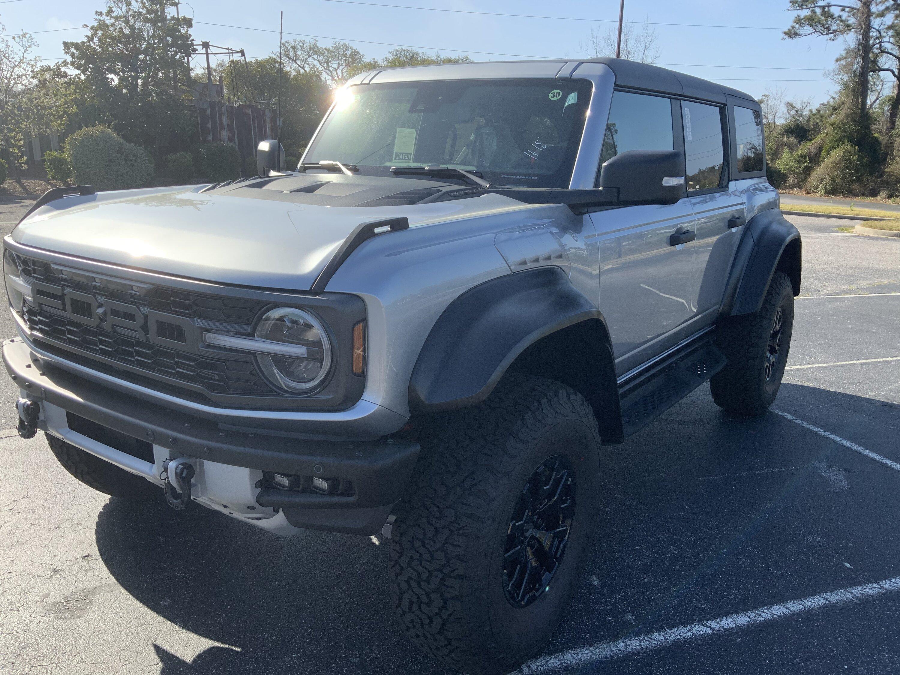 Ford Bronco ICONIC SILVER Bronco Club F63AEBFF-39E3-4968-B17A-9D92283D02FD