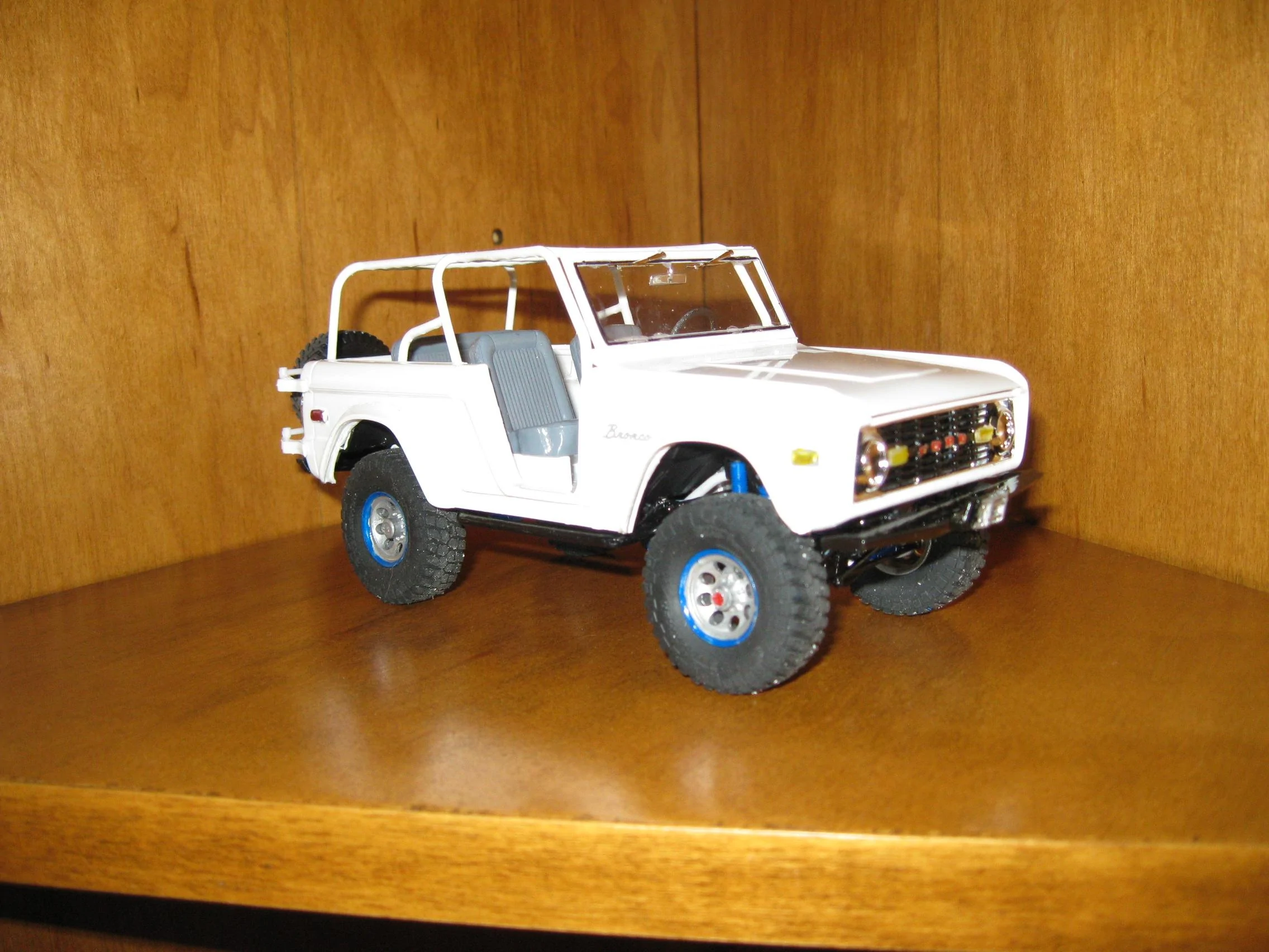 Ford Bronco Bronco First Edition 2-Door 1/25 Scale Model Kit from AMT 2019-03-02 12.16.08