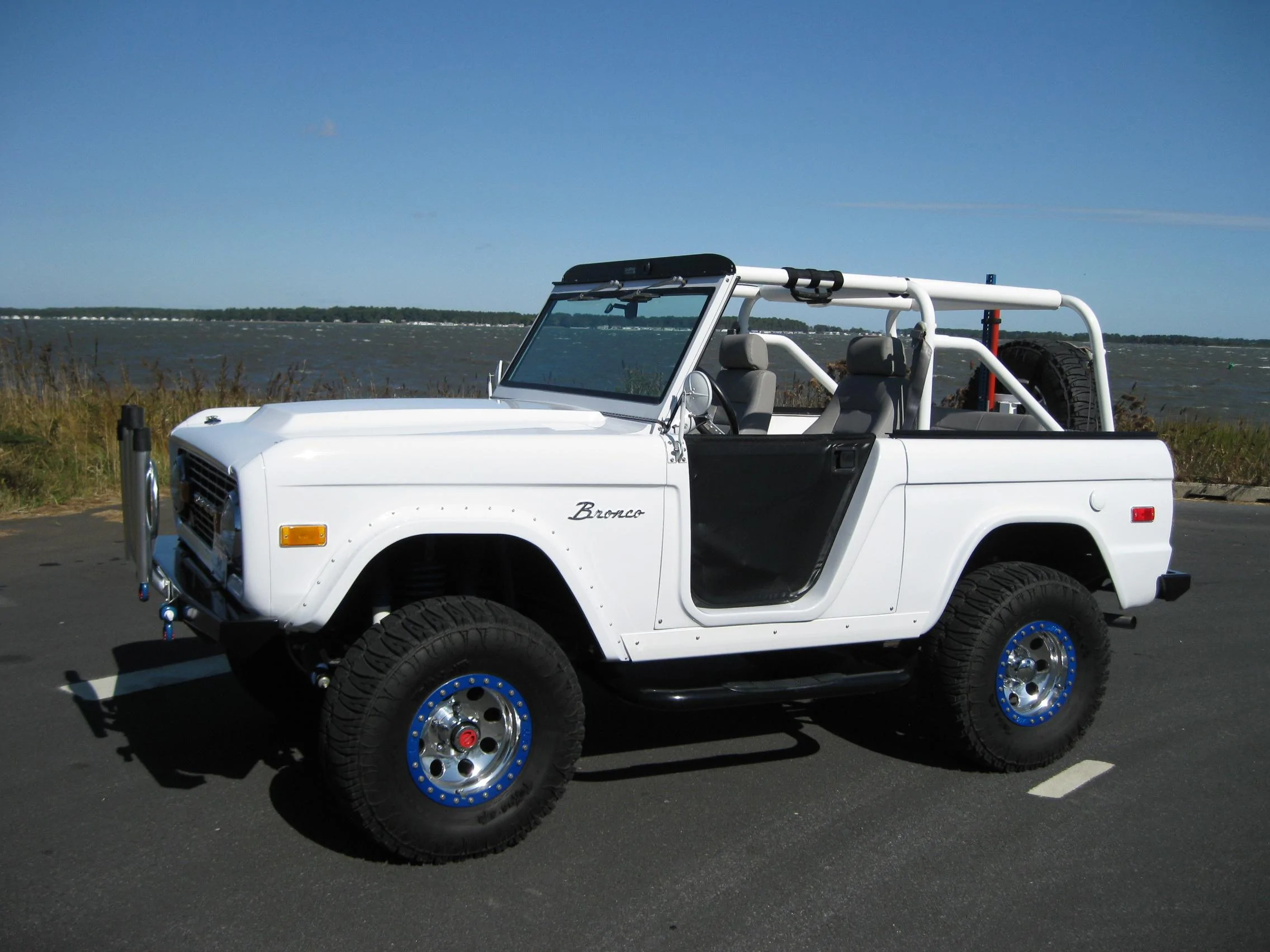 Ford Bronco Bronco First Edition 2-Door 1/25 Scale Model Kit from AMT 2019-10-03 22.49.08