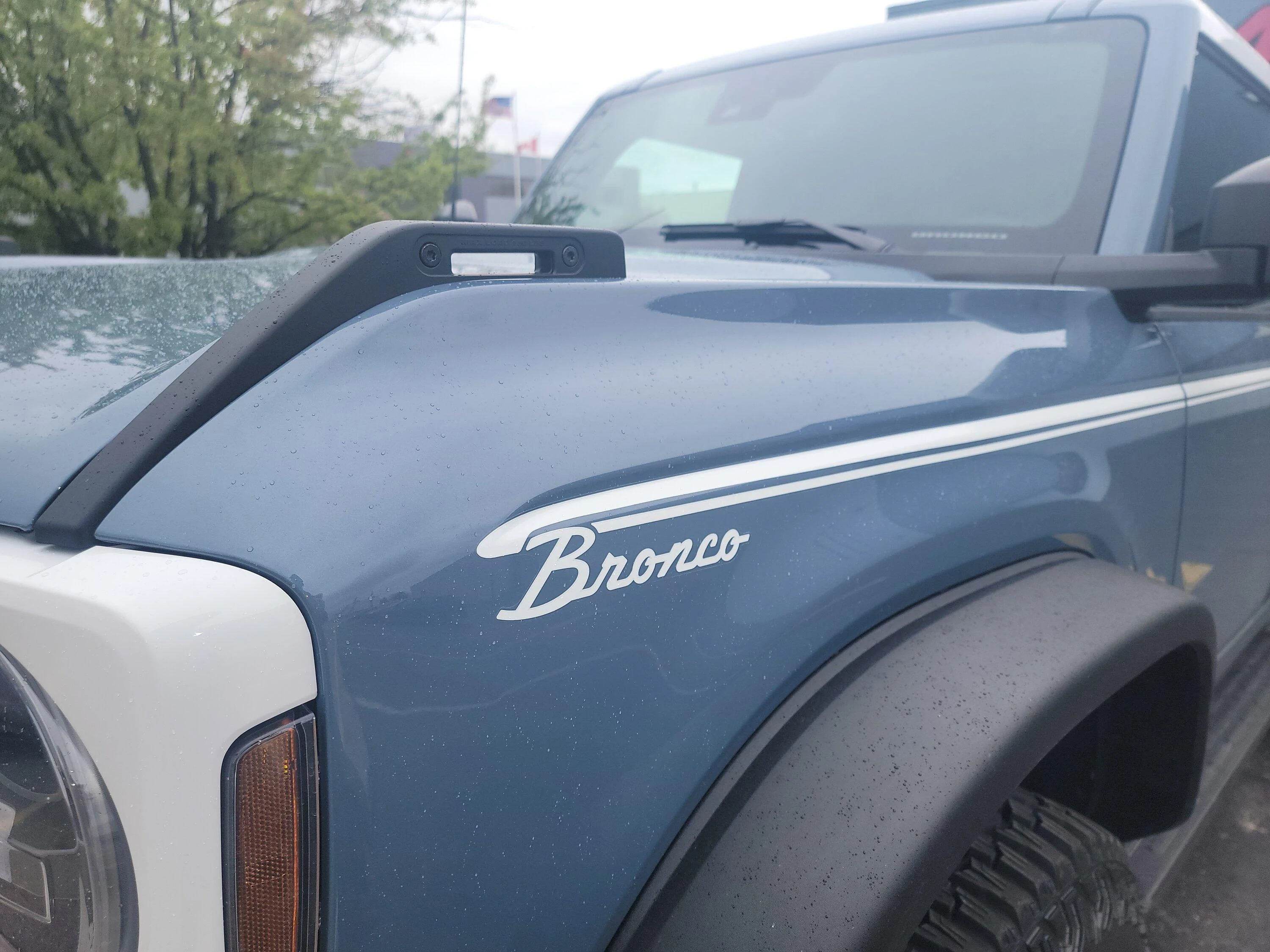 Ford Bronco 2023 Heritage Edition Bronco in Azure Gray Metallic w/ white MOD top -- first look walkaround 20230502_120501