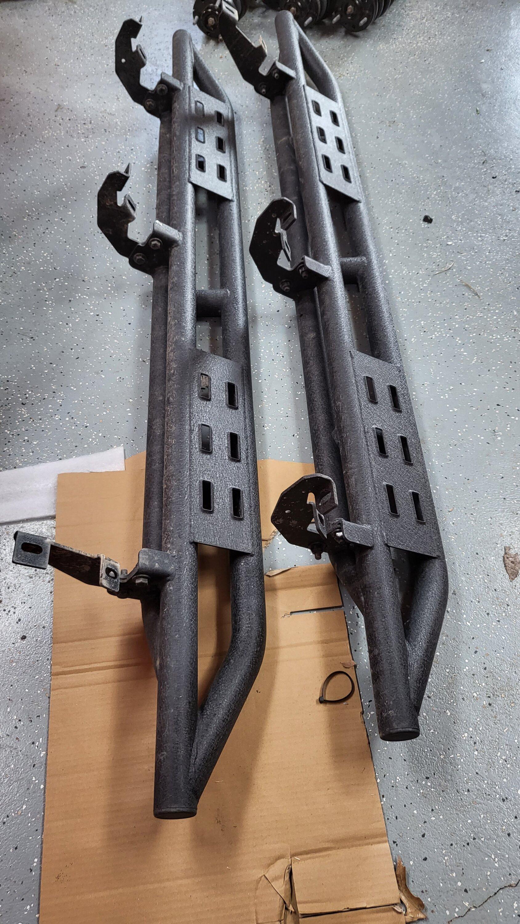 Ford Bronco Red rock rails/steps 4 door 20230505_182627