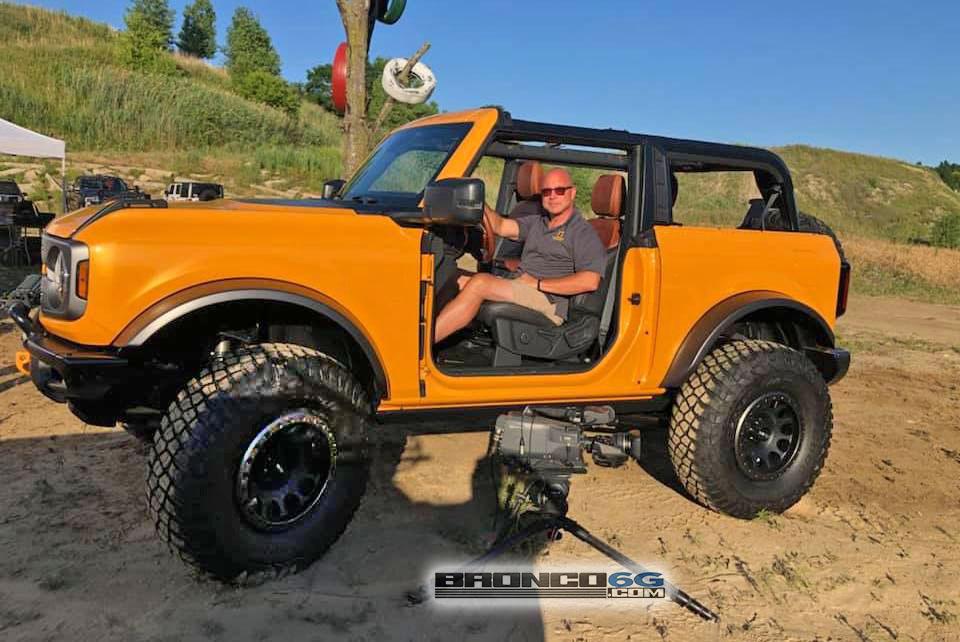Ford Bronco Can anyone post up two comparison pics please. 2021 2 Door Cyber Orange Lifted 37's (69)