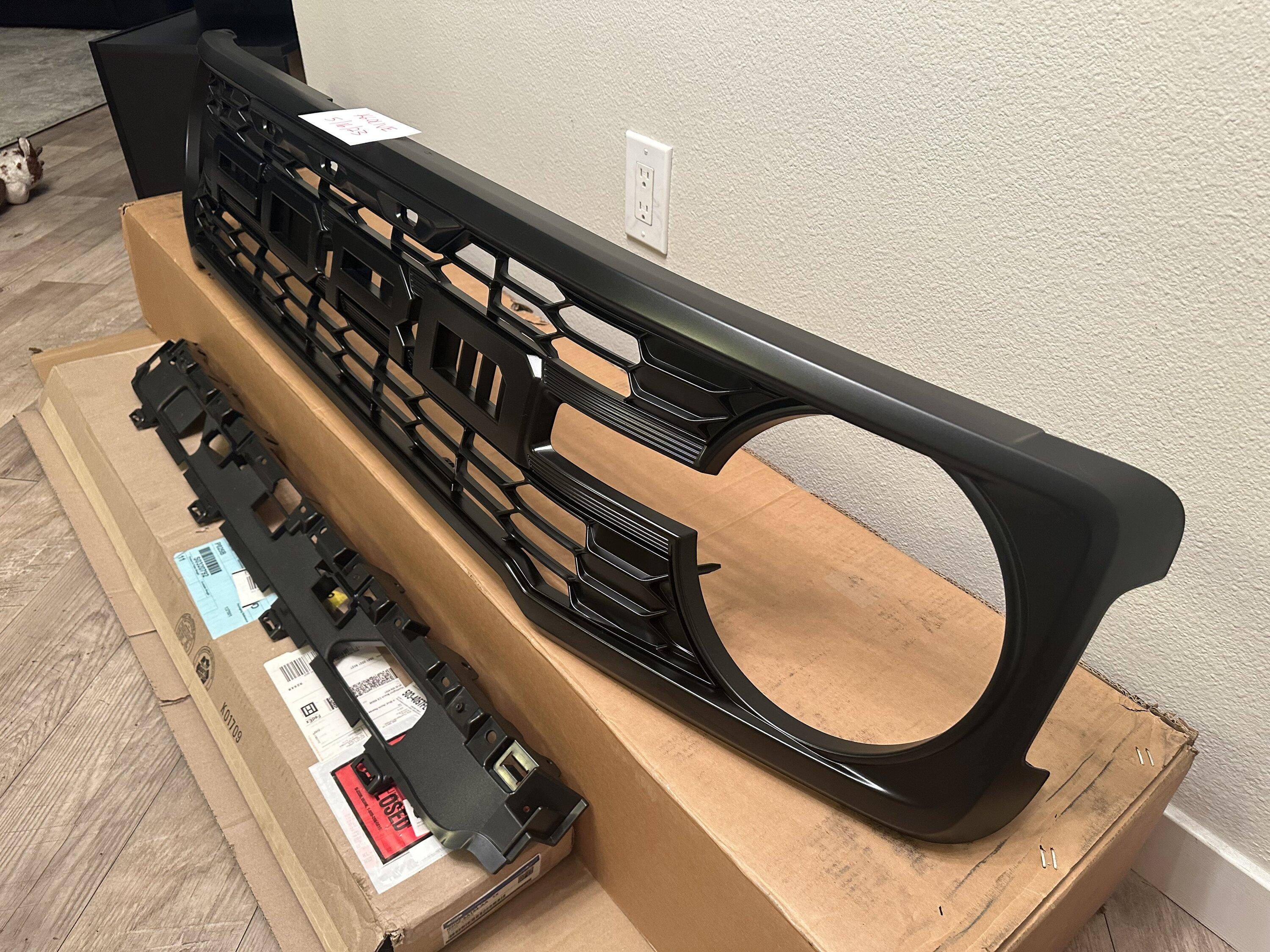 Ford Bronco OEM Raptor Grille & Bracket $300 IMG_4546
