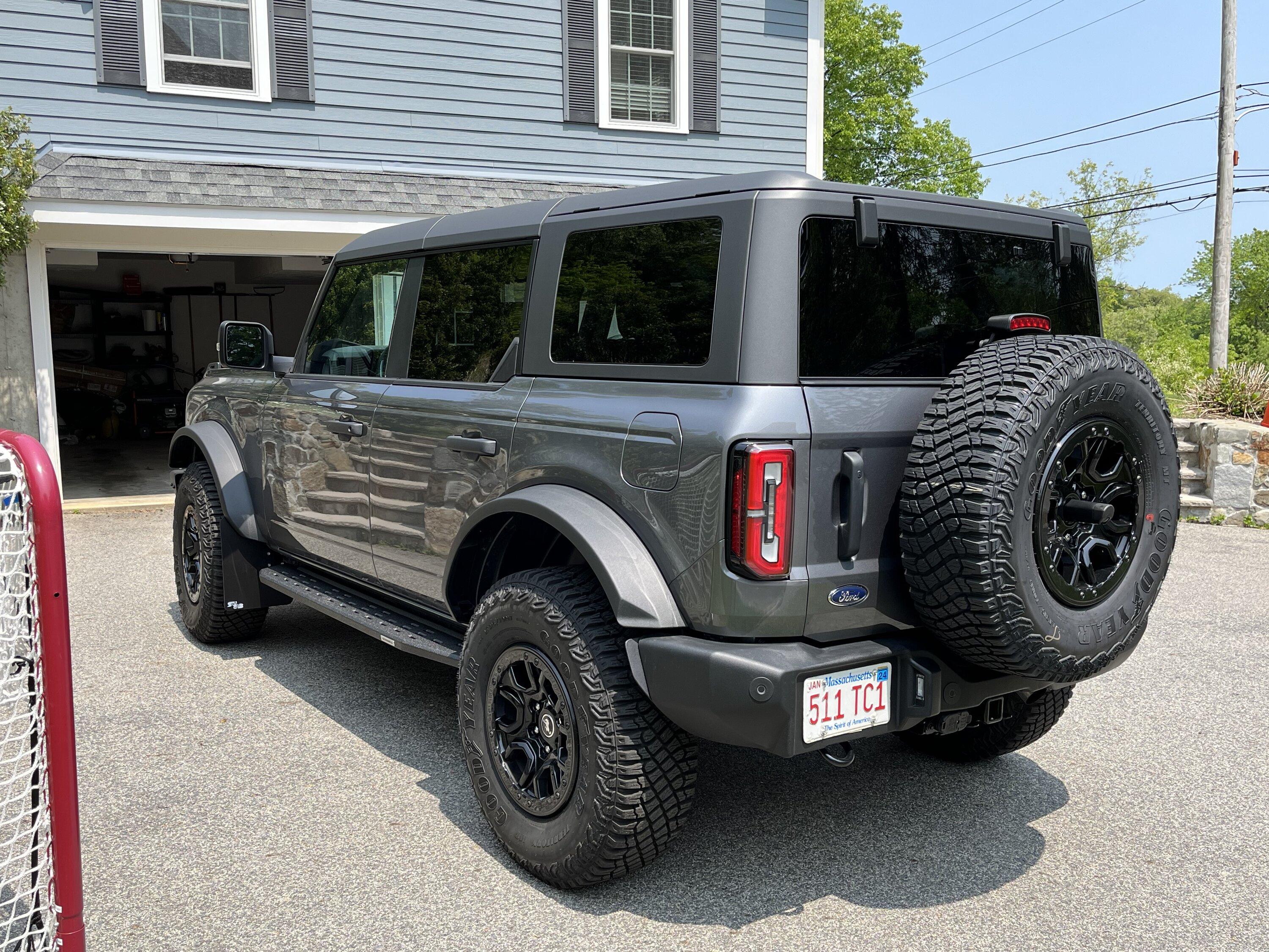 Ford Bronco CARBONIZED GRAY Bronco Club tempImagest0F6a