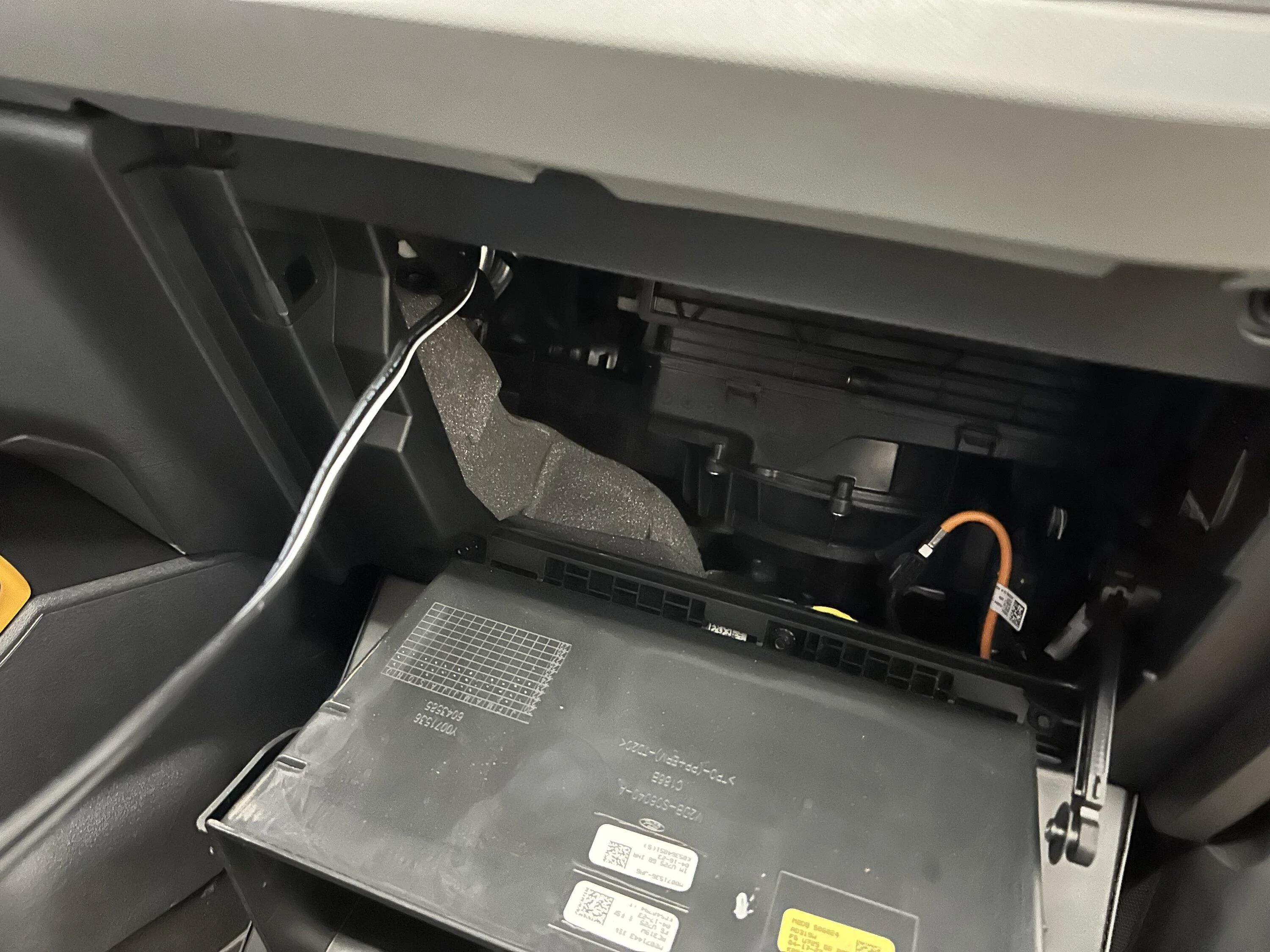 Ford Bronco Dashcam with battery installation IMG_2533