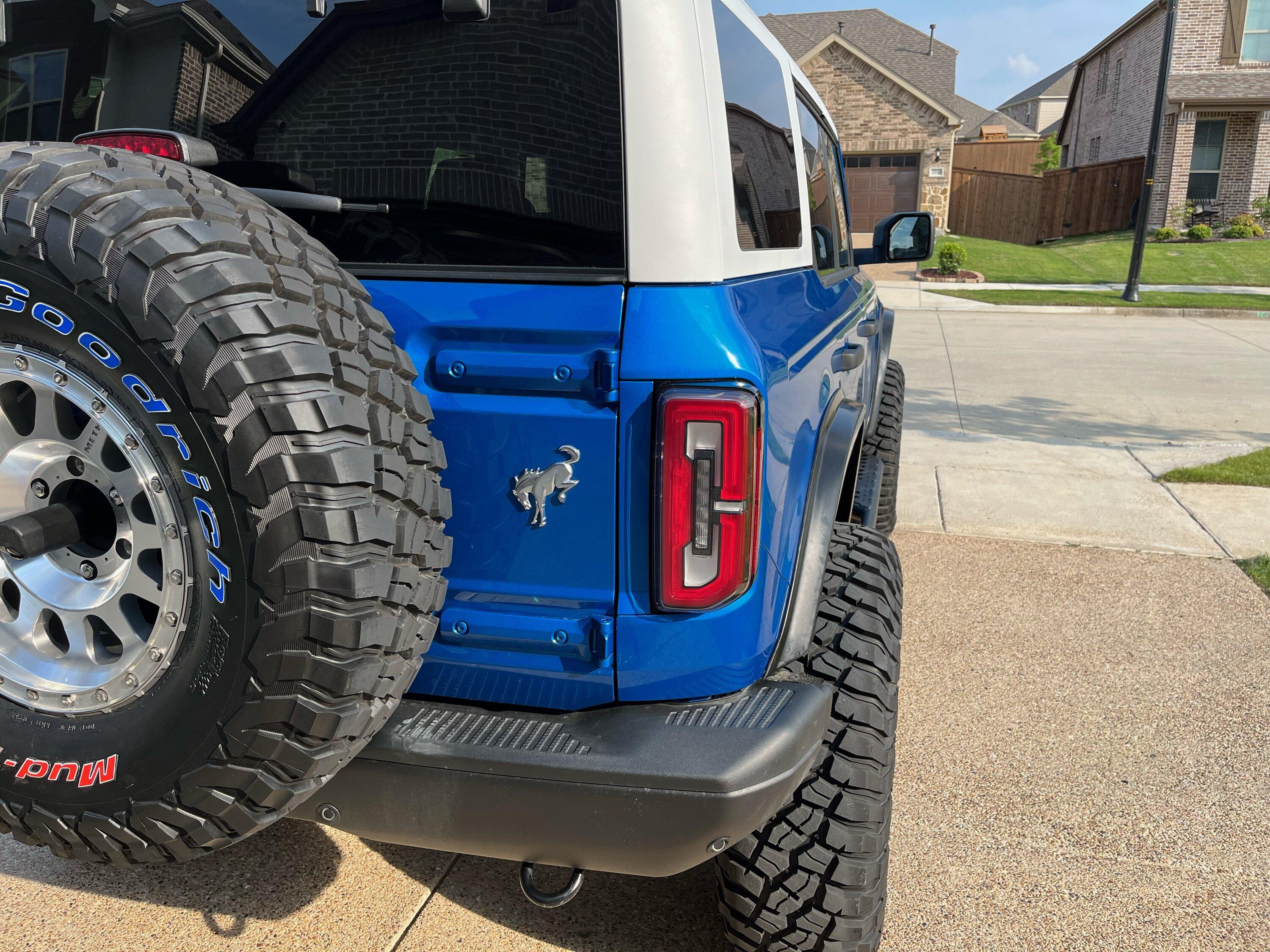 Ford Bronco 2023 Badlands Build | KBD Flares | 37" KM3 Tires | Icon Stage 3 Coilovers | Painted White Top and Grille KBD3