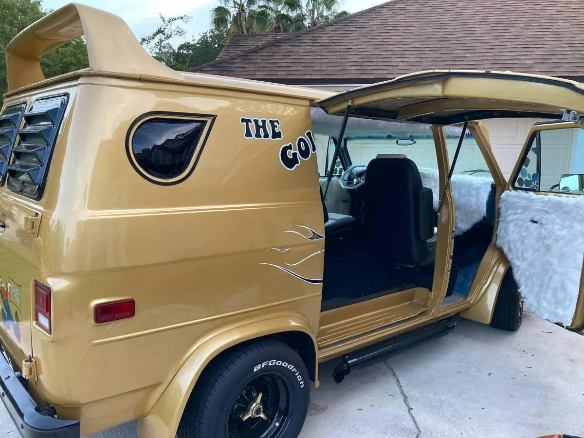 Ford Bronco Velox Gull Wing doors installed in MIC hard top 729FF4F5-554A-40E6-8DBB-F7C19DF666D4