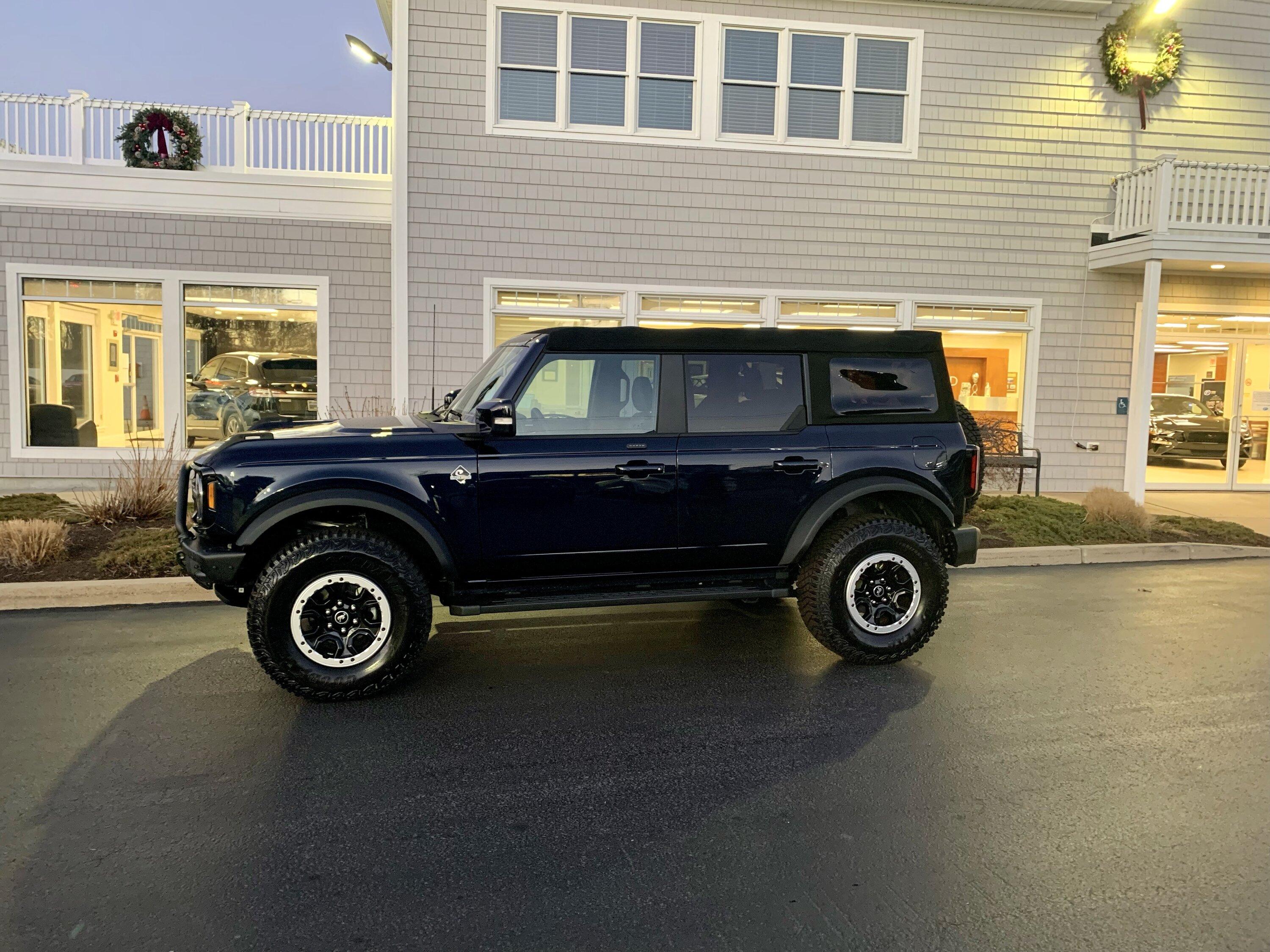 Ford Bronco Antimatter blue outerbanks with sas IMG_1068