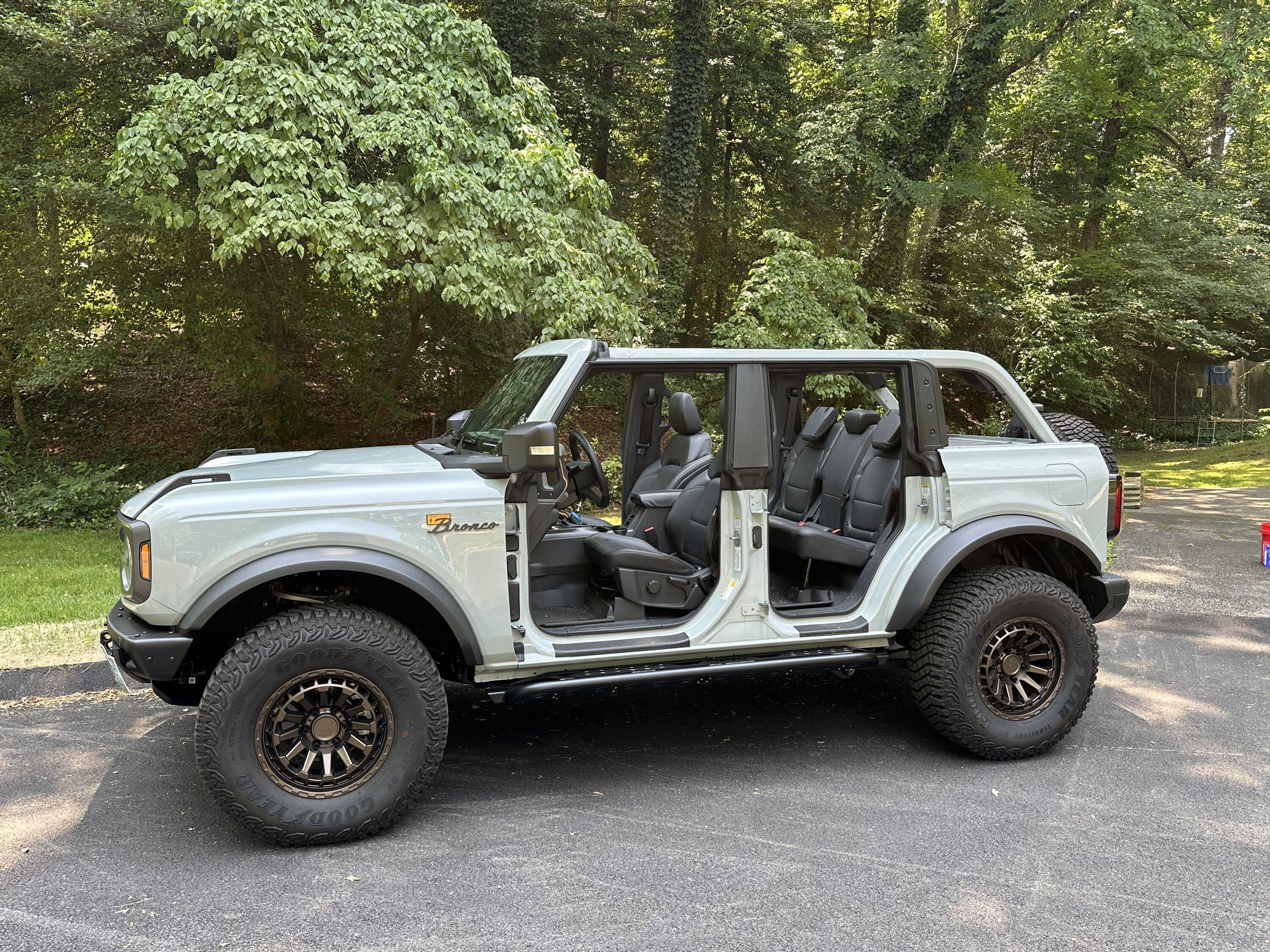 Ford Bronco CACTUS GRAY Bronco Club 908598B2-BFA2-4C51-B28A-E8FB68EDA00B