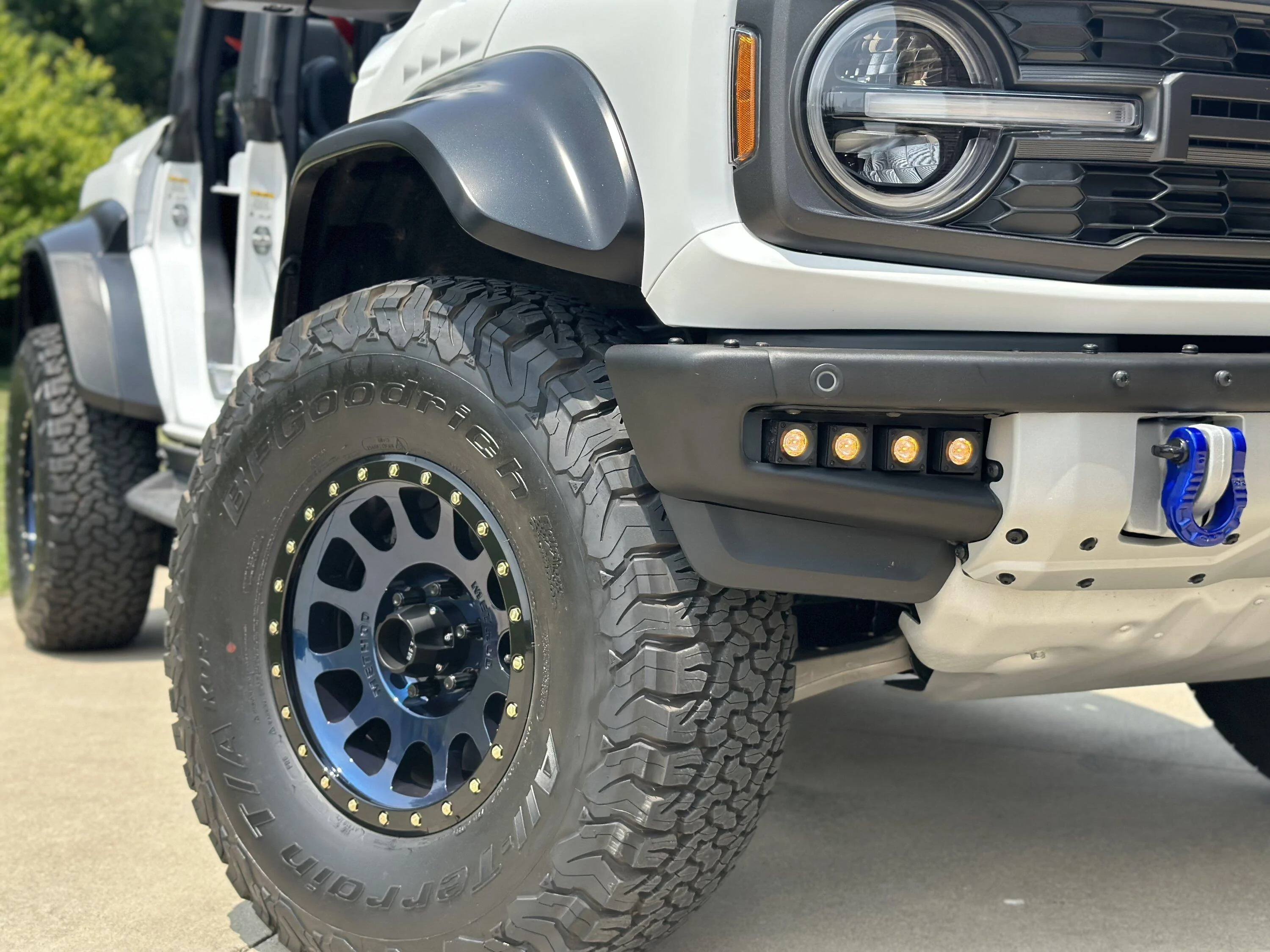 Ford Bronco Method Race Wheels 305 Gloss Bahia Blue w/Black Lip Installed + Tailgate Bumper Solution [Bronco Raptor] IMG_1717
