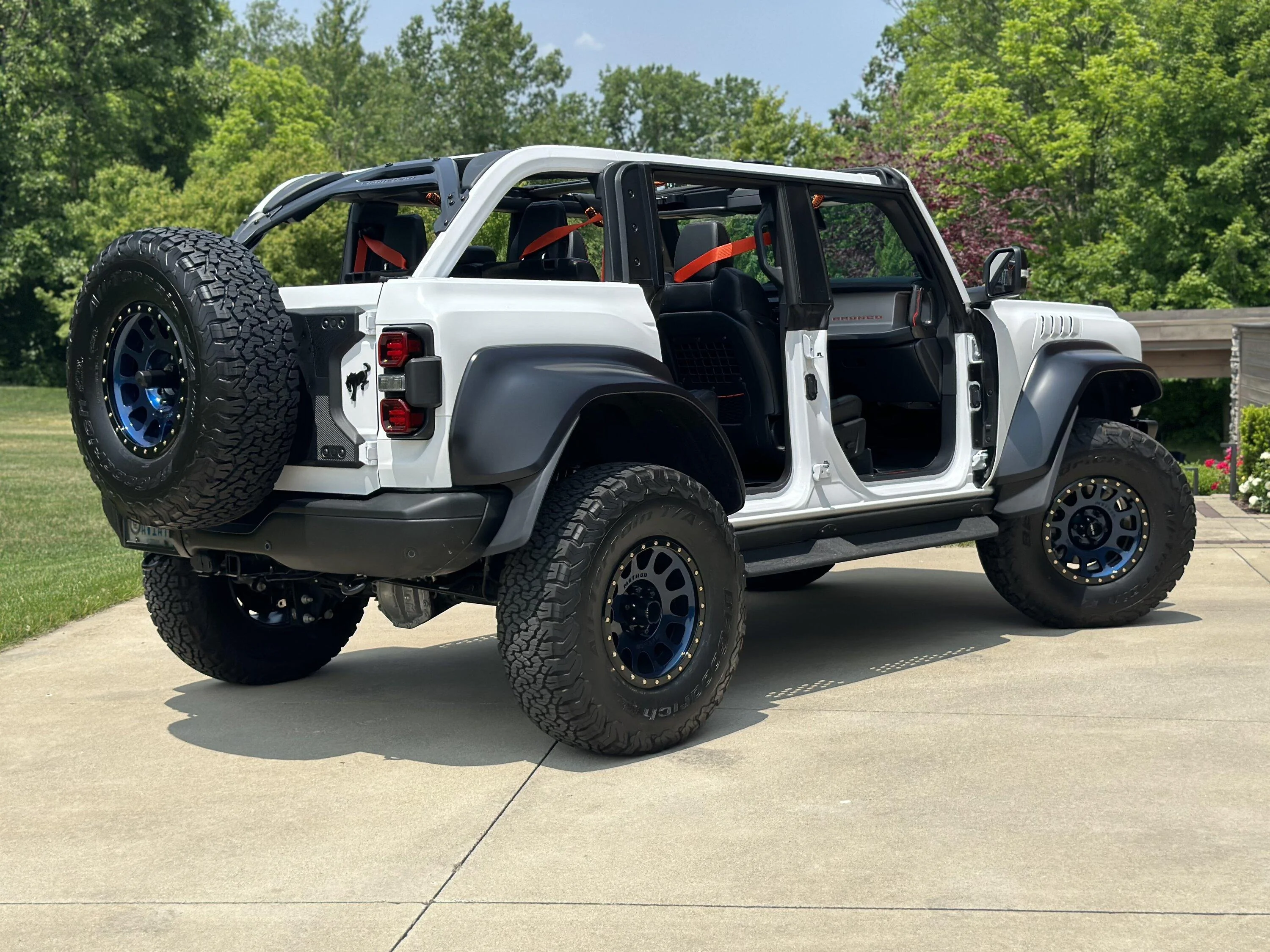 Ford Bronco Method Race Wheels 305 Gloss Bahia Blue w/Black Lip Installed + Tailgate Bumper Solution [Bronco Raptor] IMG_1709