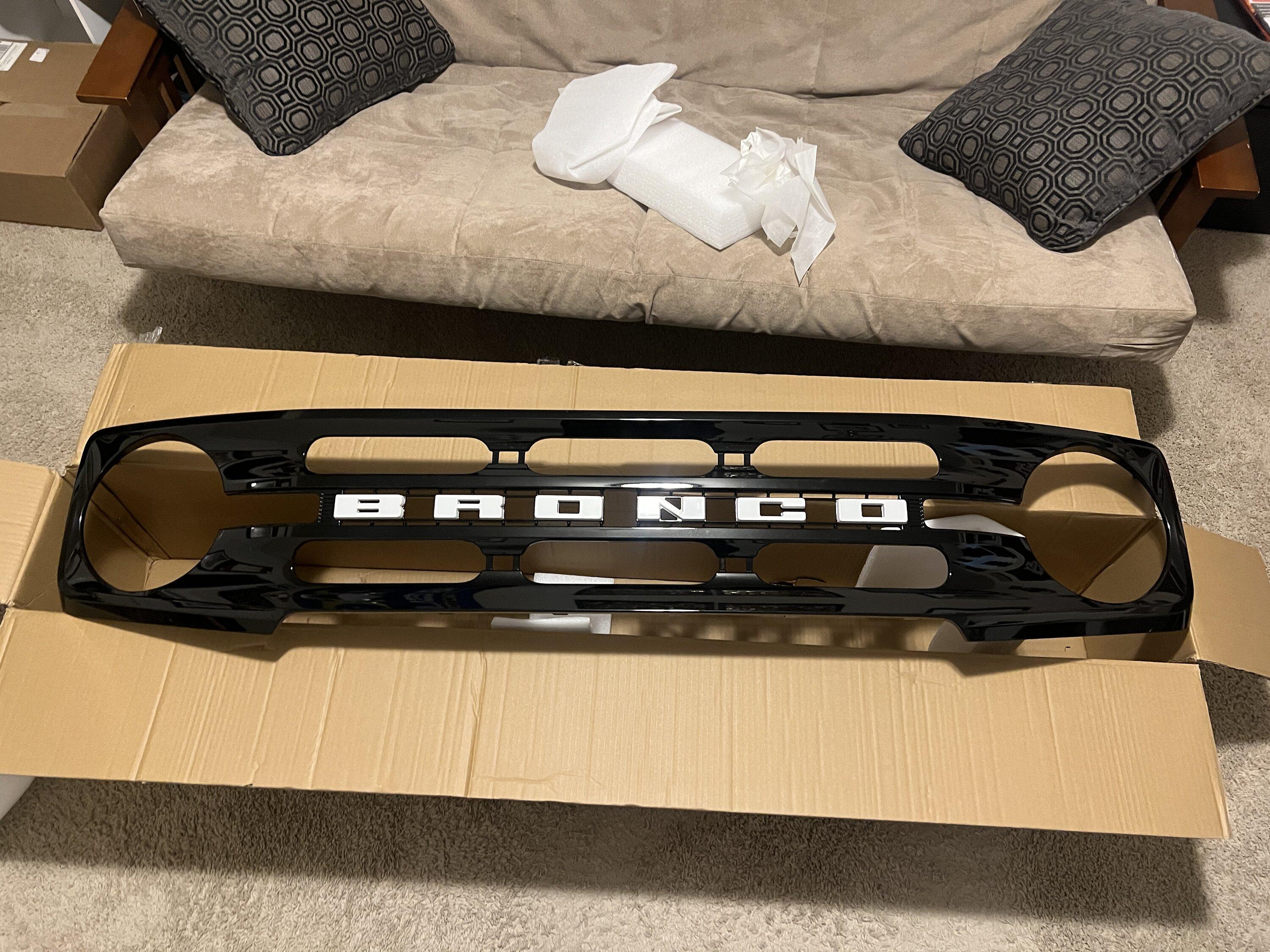 Ford Bronco 2023 Outer Banks Gloss Black Grill IMG_8342.JPG