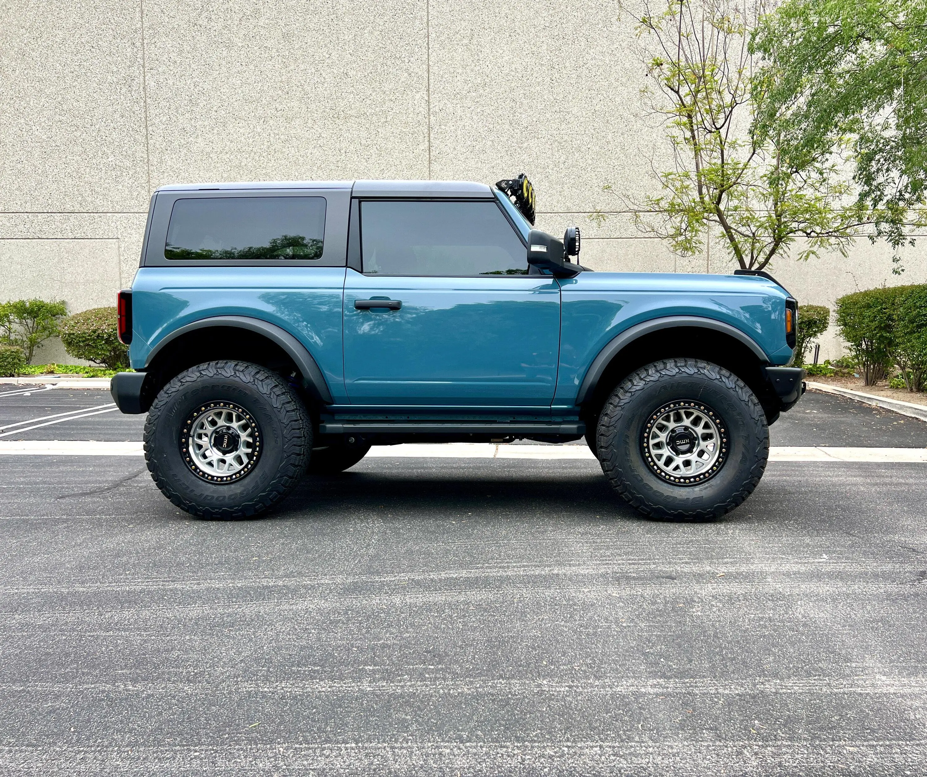 Ford Bronco King Blue Accents on HOSS 3.0 (Fox) Shocks 55334A7B-8DC2-4D83-8F3F-F74E2BFBB184