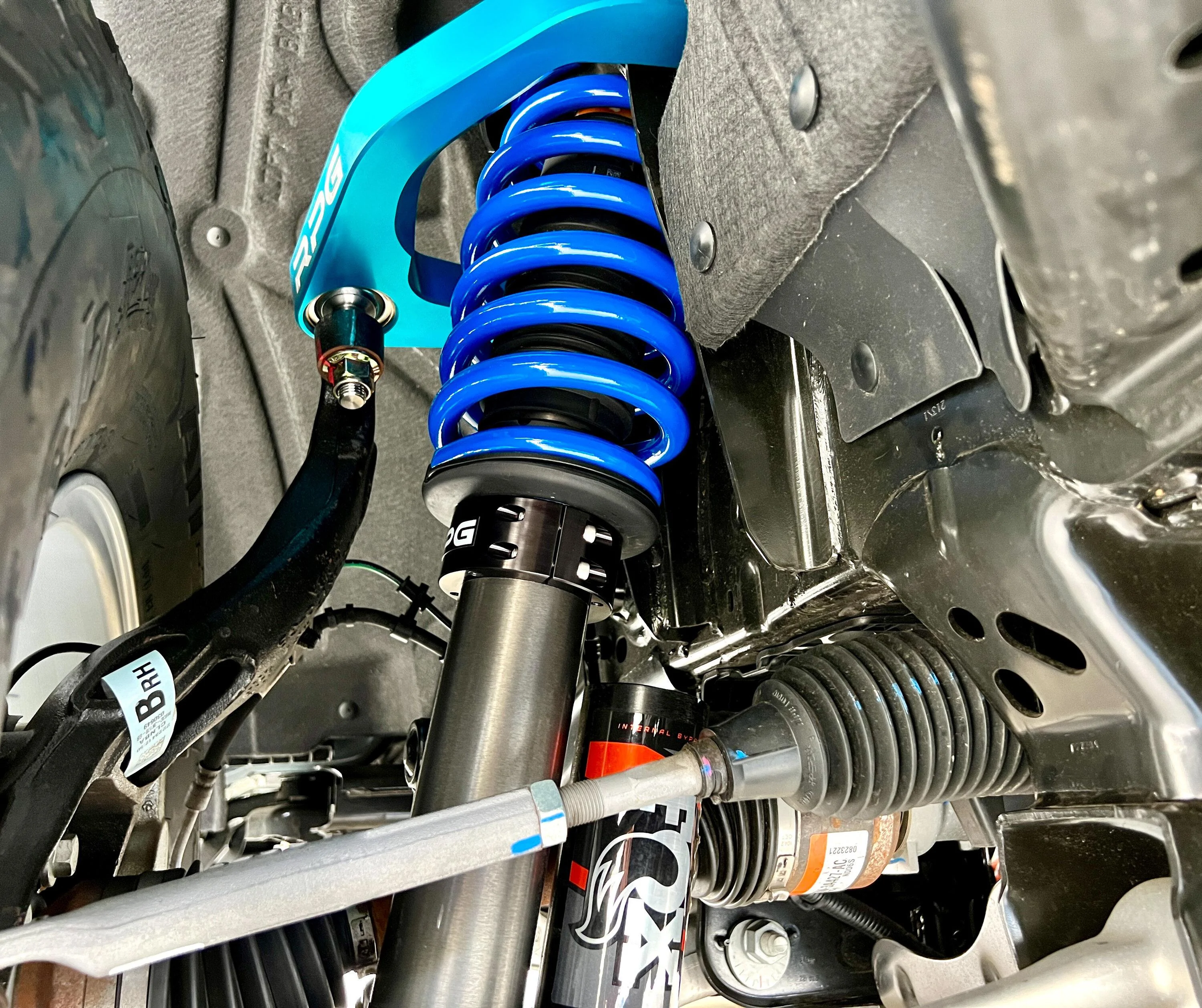 Ford Bronco King Blue Accents on HOSS 3.0 (Fox) Shocks CD25476A-7D7C-4493-8650-06B44C500149