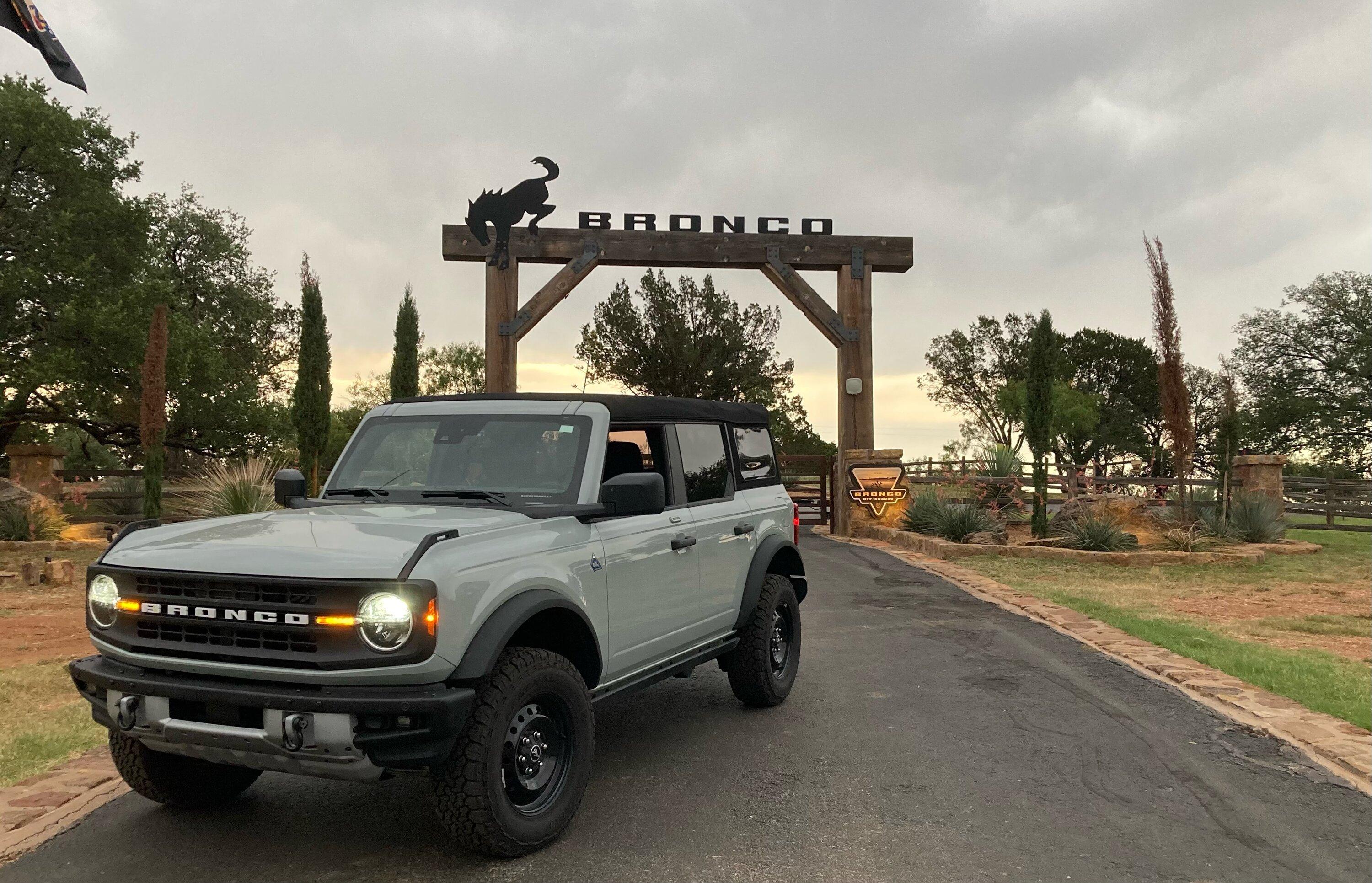 Ford Bronco Raptor vs Badlands modular front bumper image0