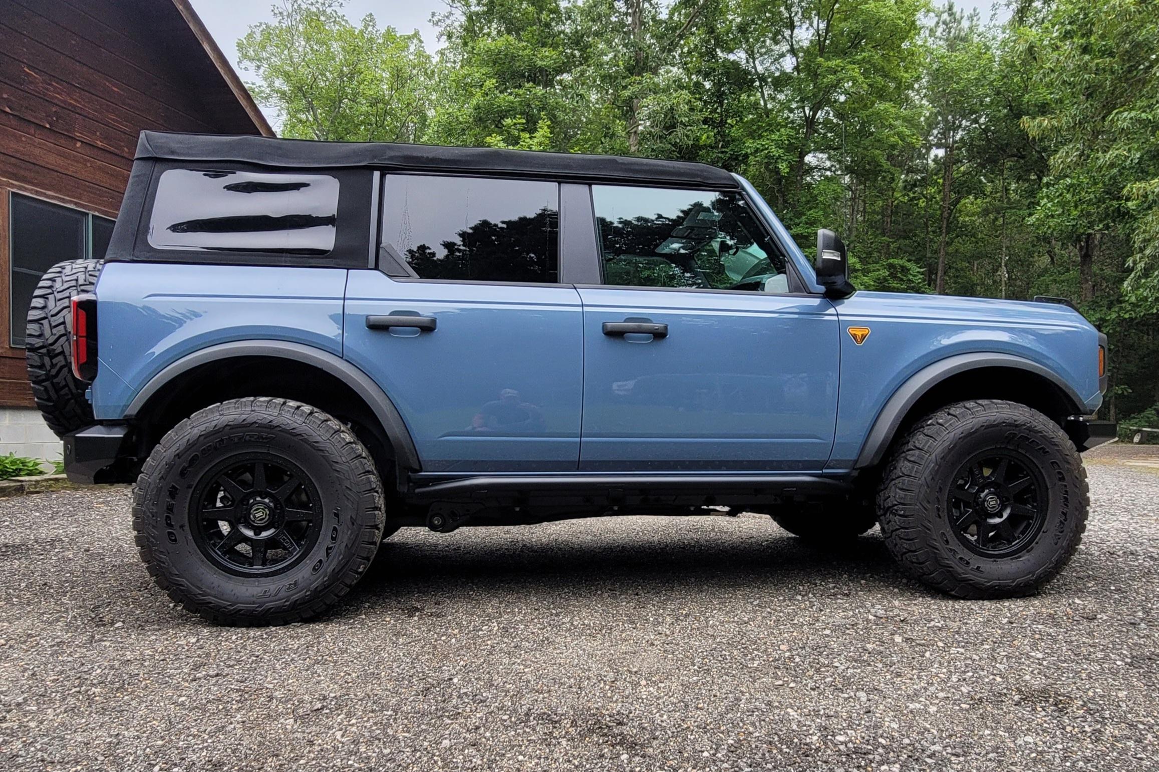Ford Bronco 2023 Azure Gray Metallic WOLL Badlands Build 20230607_155408