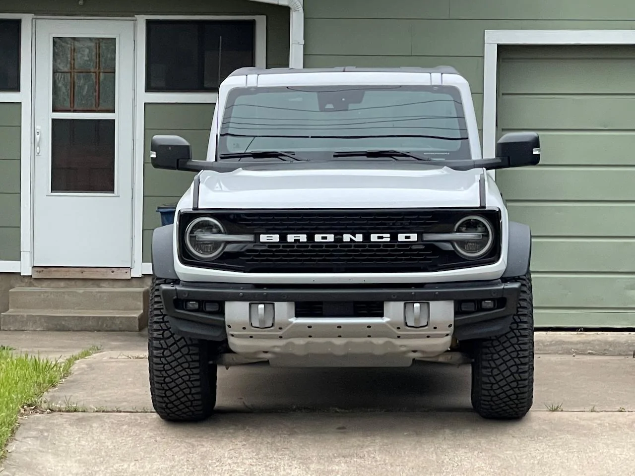 Ford Bronco Raptor vs Badlands modular front bumper IMG_5677