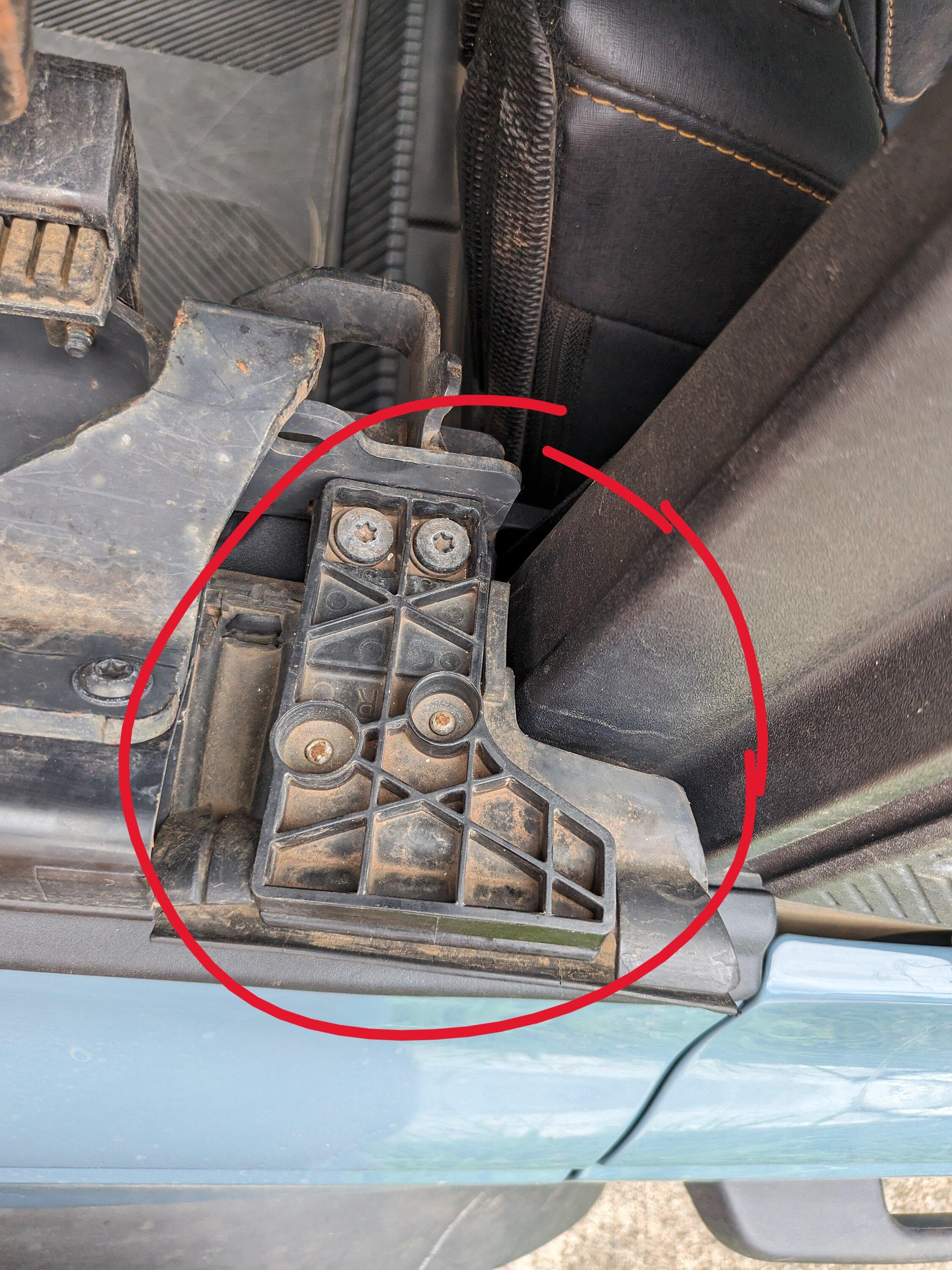 Ford Bronco broken plastic part on soft-top. cannot figure out the part PXL_20230713_233850570