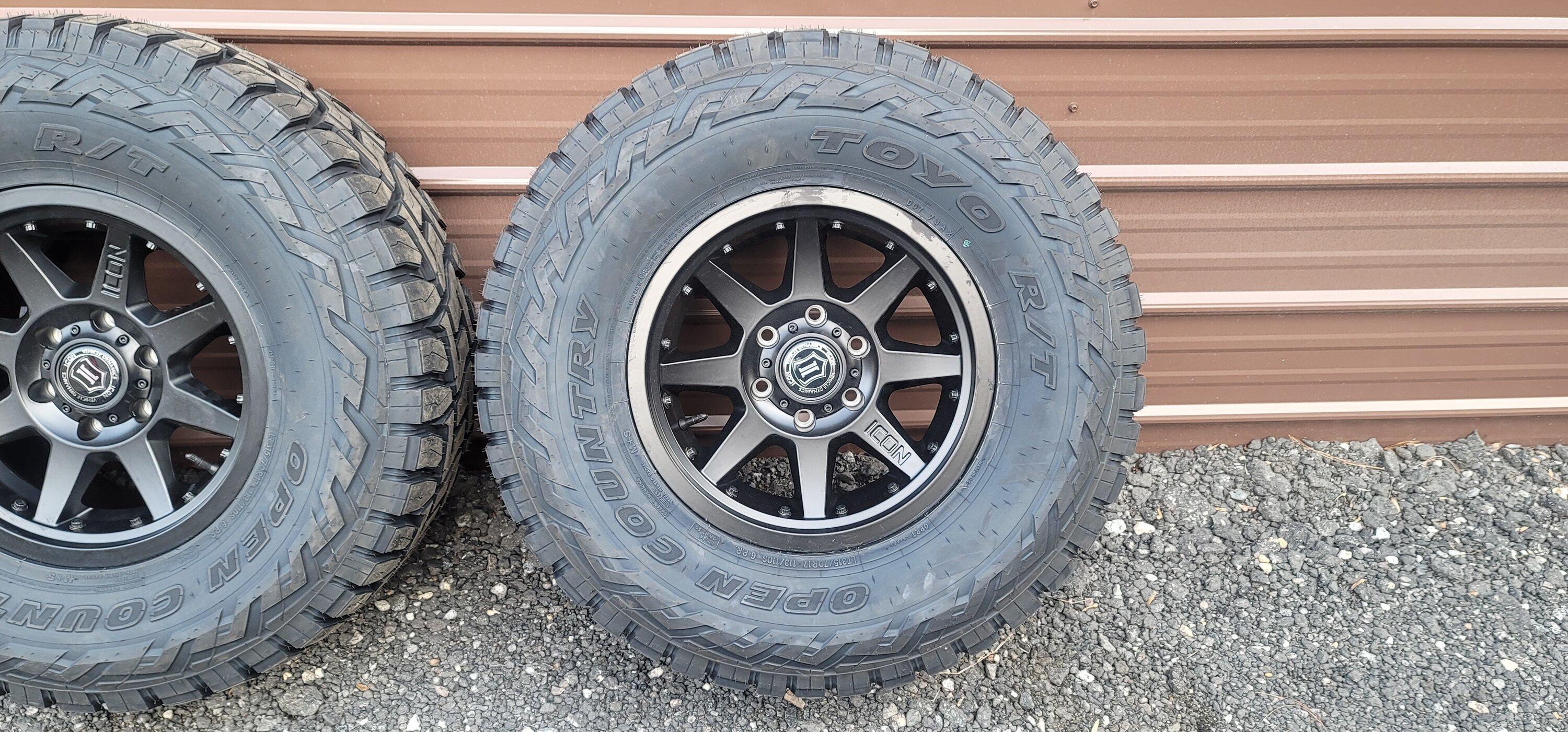 Ford Bronco BOSS'S(wife's) Azure Gray Metallic Badlands 20230323_171053