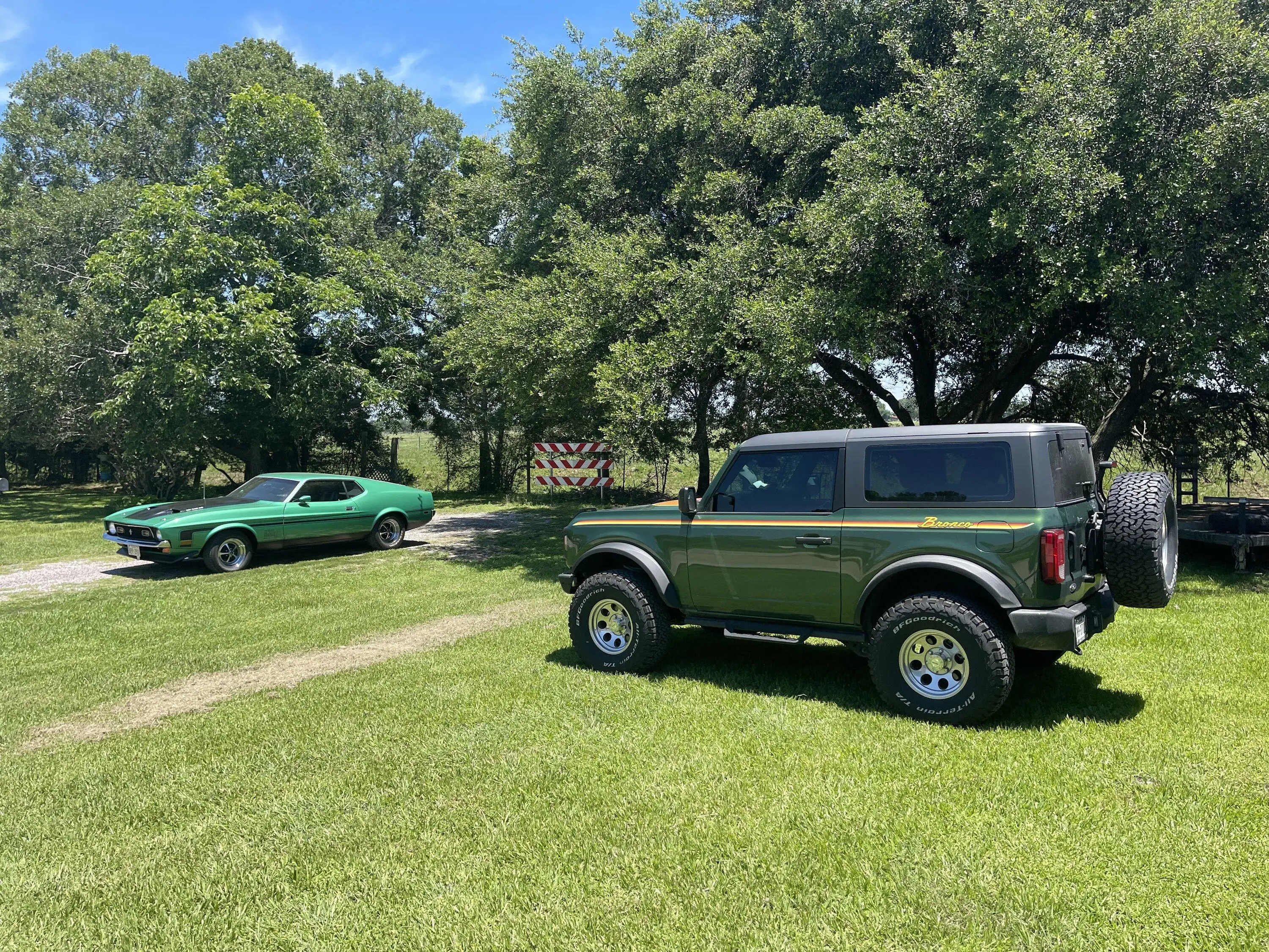Ford Bronco "Old School" Classic Bronco Looks [Photos Edition] -- post pics of your build! 70621141217__318CA099-C0D8-4CB5-AFEA-69E5FE163FE3