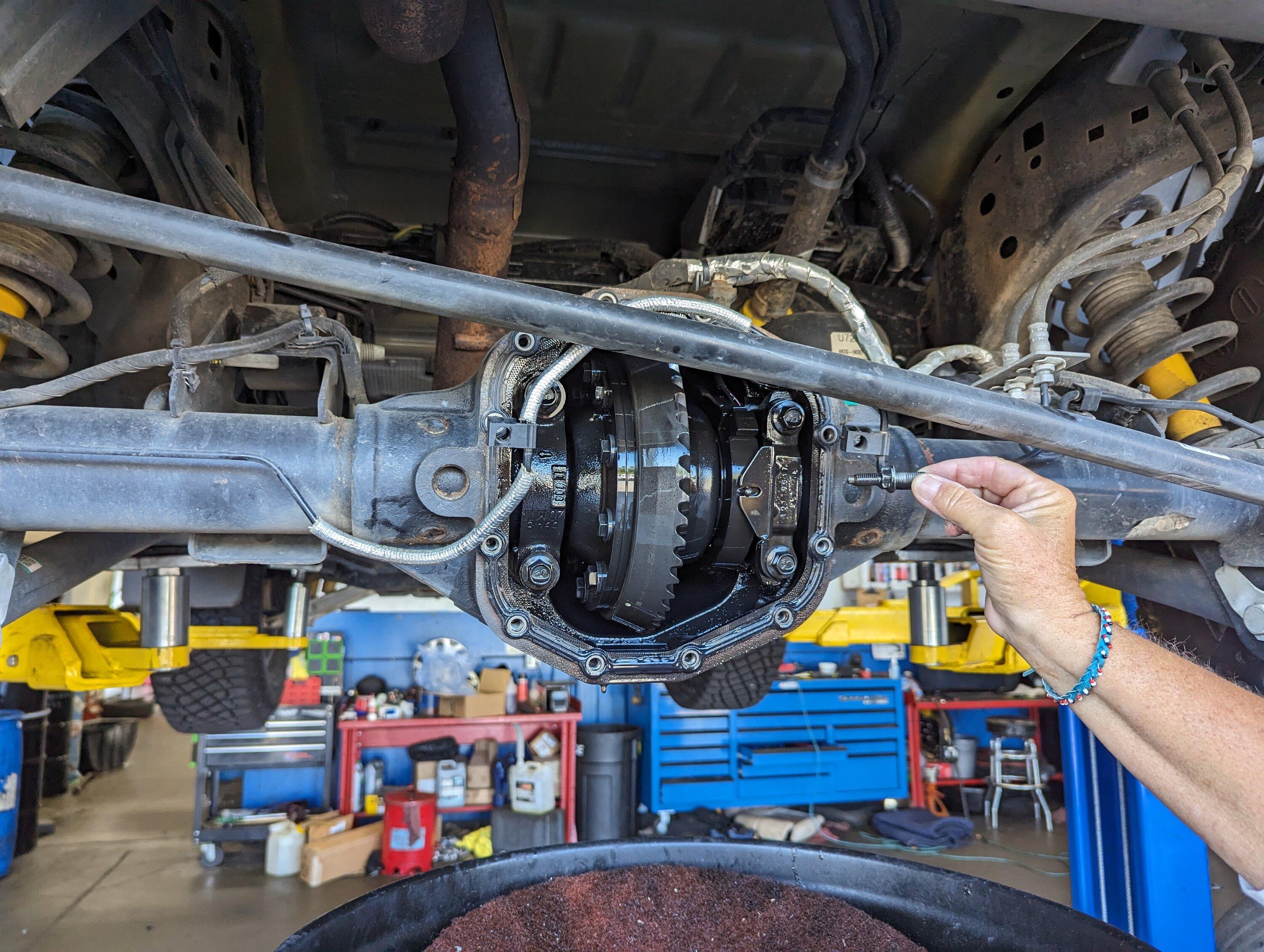 Ford Bronco Brake line brackets on rear diff OEM Diff Cover vs Metalcloak