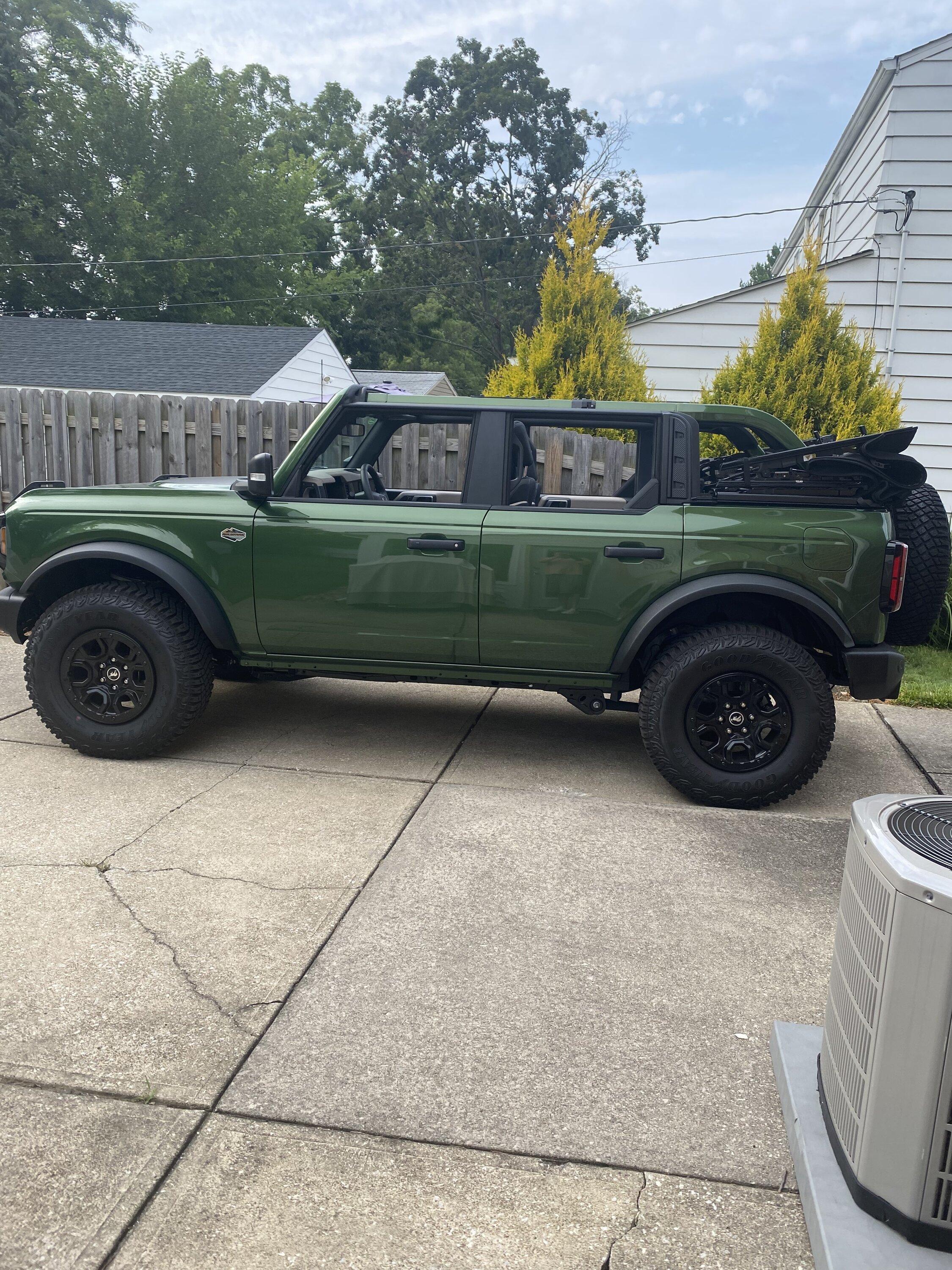 Ford Bronco ERUPTION GREEN Bronco Club 04349A02-98BD-4330-8B86-ADD922B69412