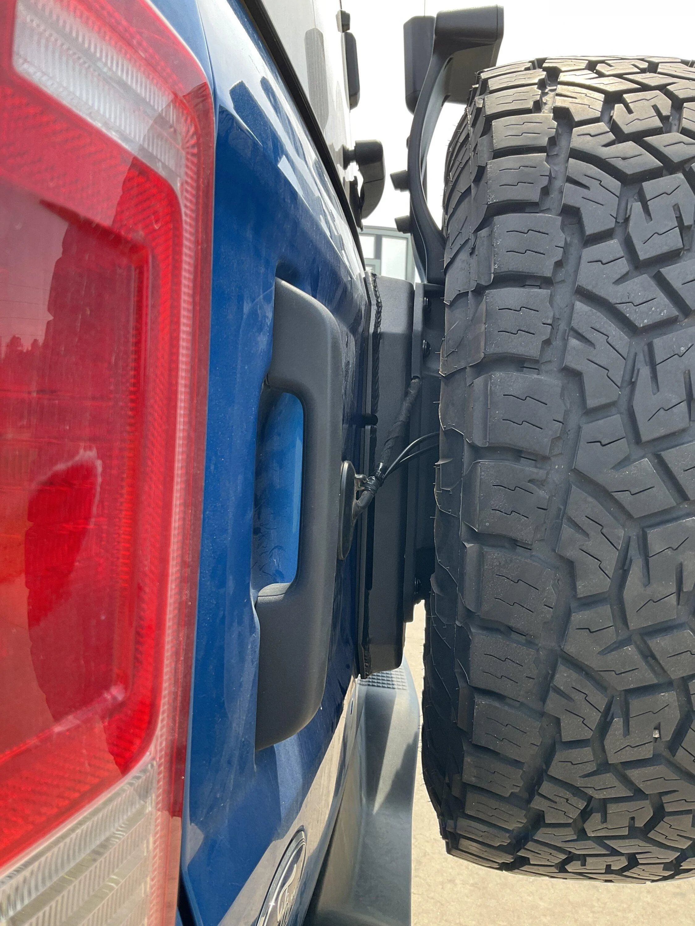 Ford Bronco Tail gate CB ANT. Coax routing? IMG_3651