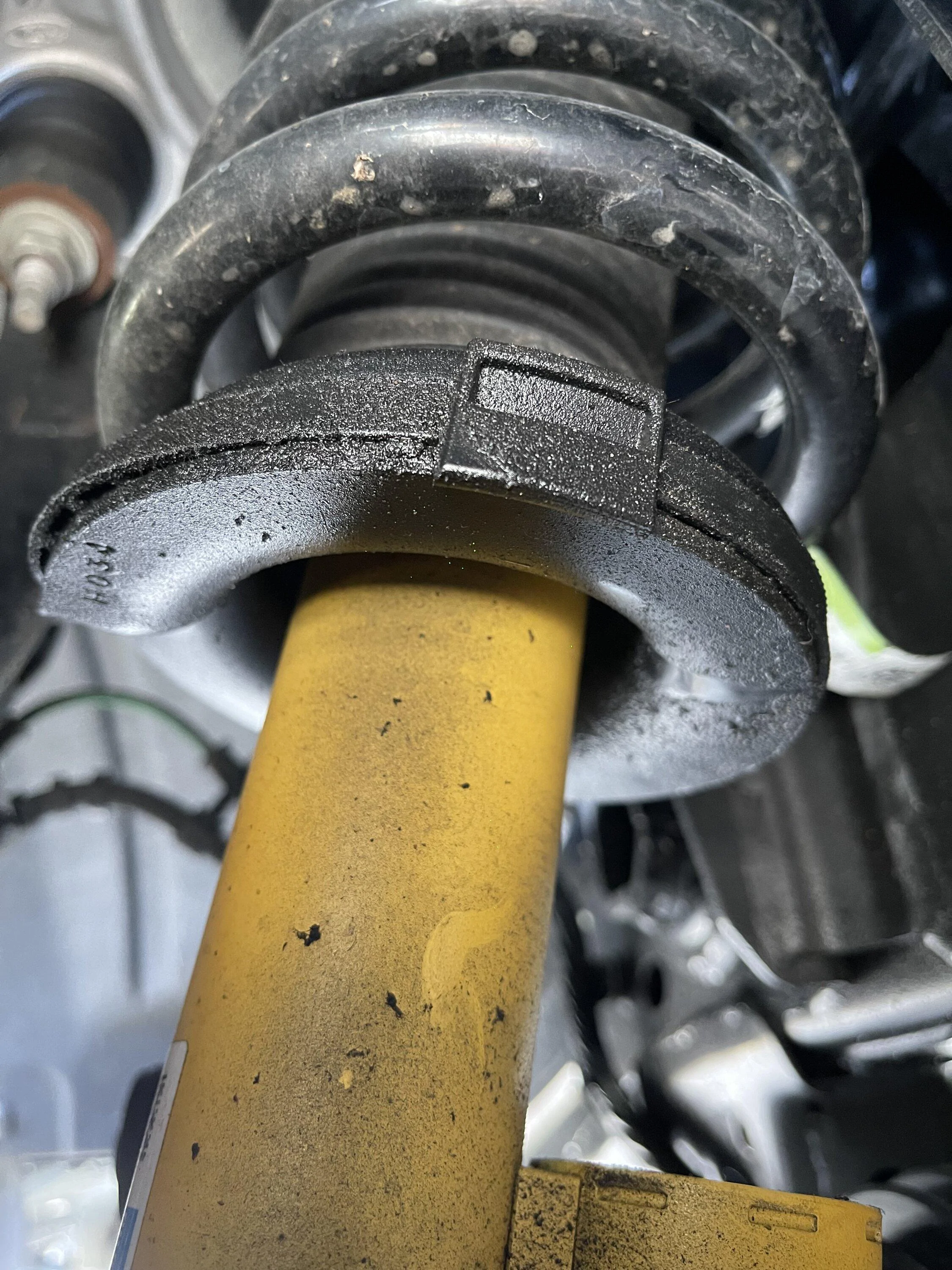 Ford Bronco Rear Shock leaking @ just under 42k miles IMG_2164