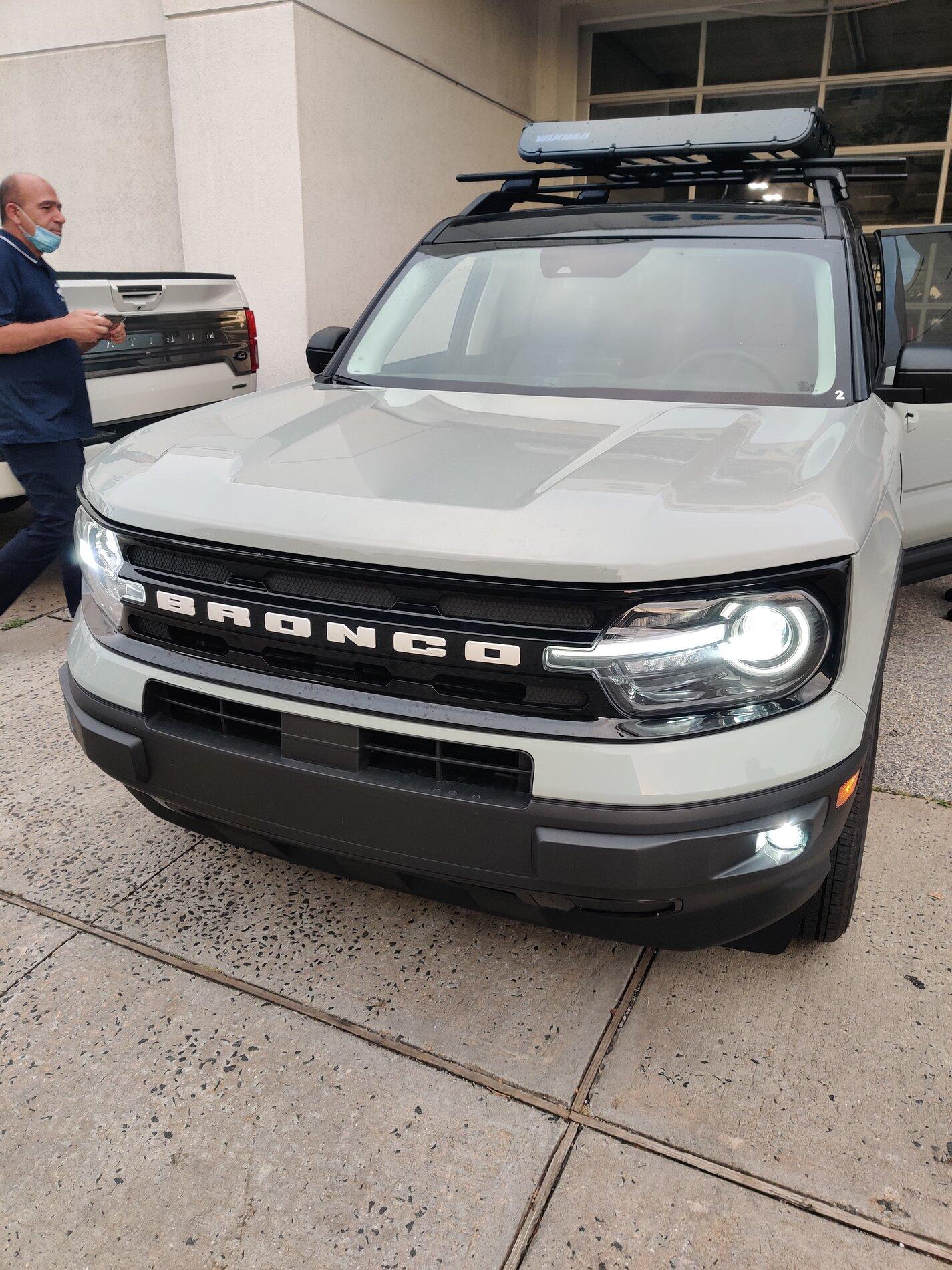 Ford Bronco Cactus Gray vs....Cactus Gray khaki