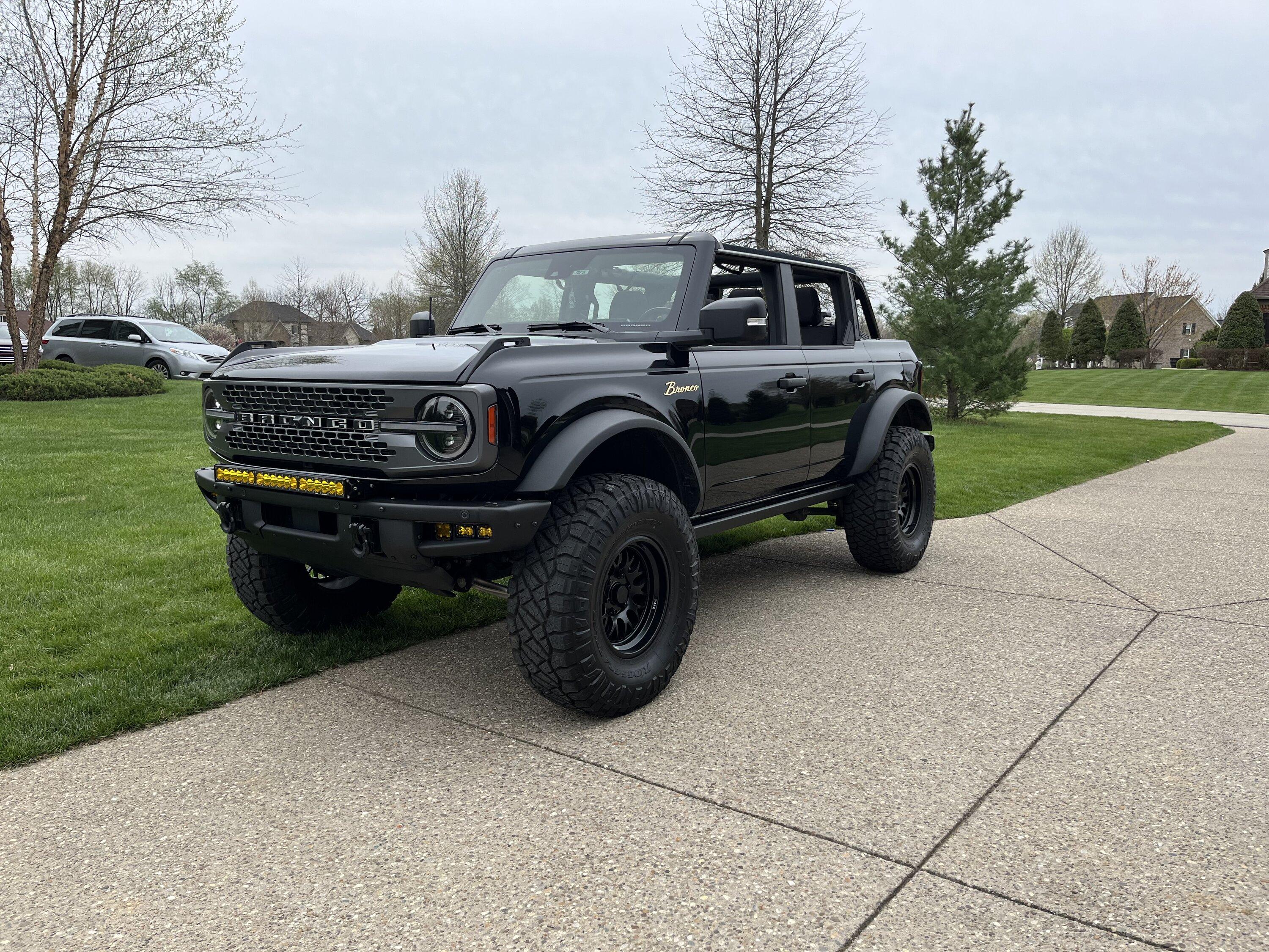 Ford Bronco Best above windshield light bar? IMG_0770