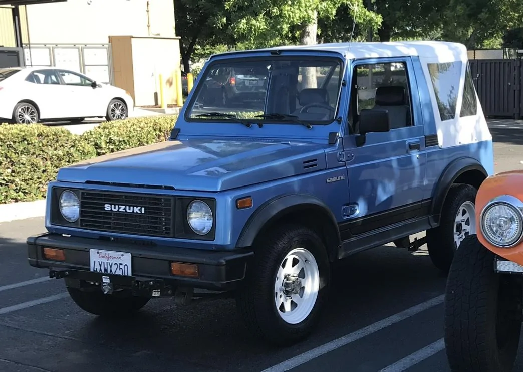 Ford Bronco 2 Doors and 3 Pedals IMG_0738