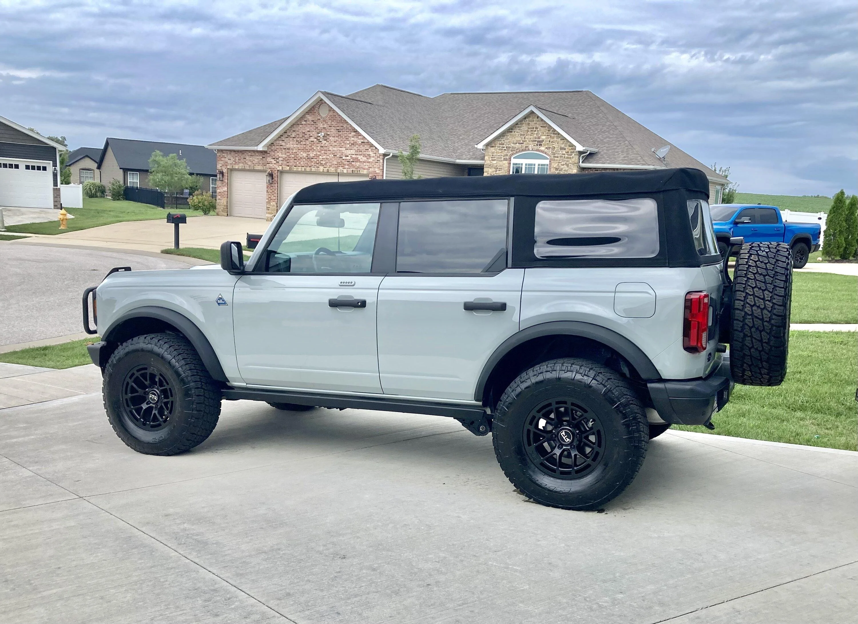 Ford Bronco CACTUS GRAY Bronco Club 1B1904EB-072F-4785-B590-620087ECE7FA