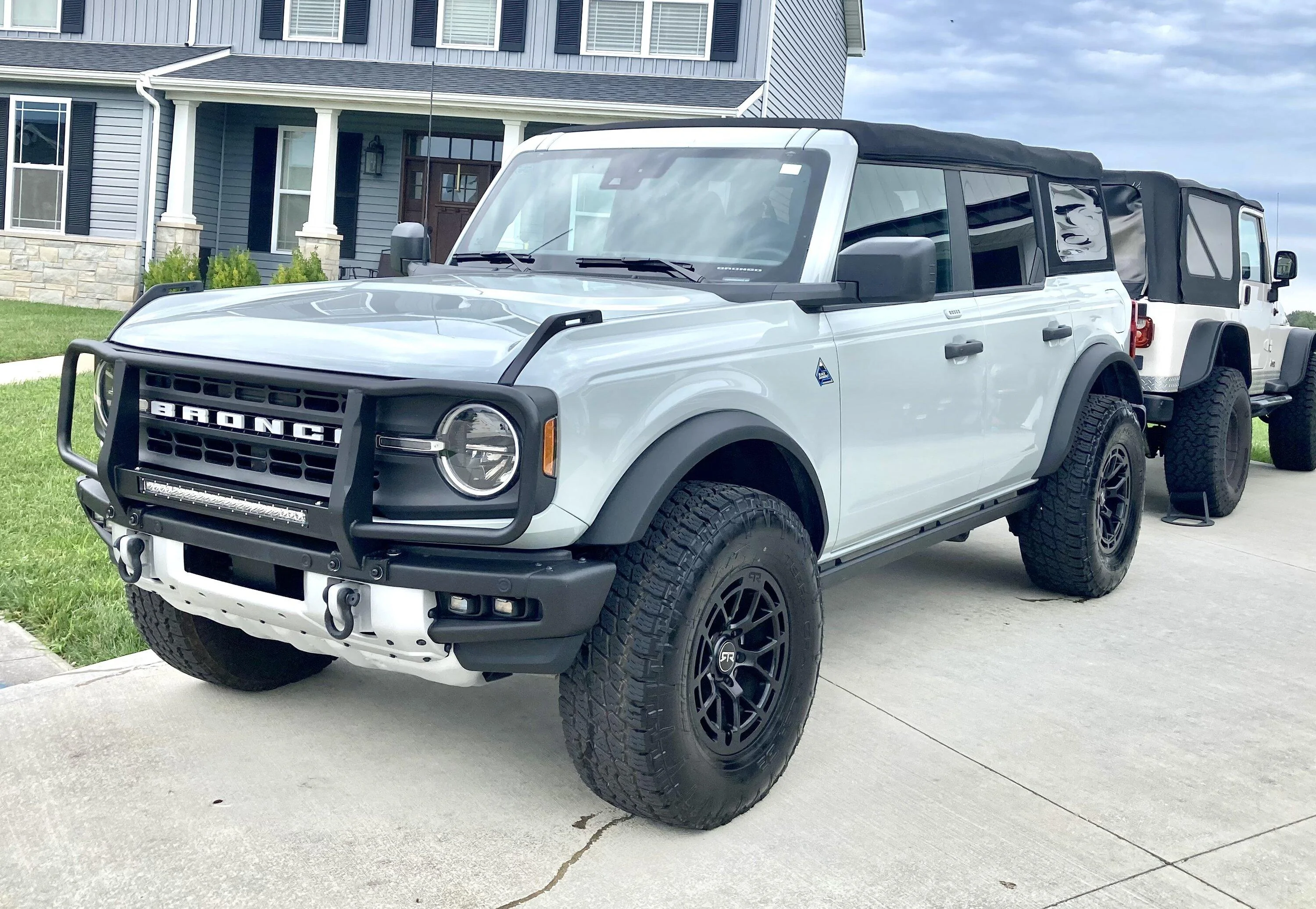 Ford Bronco CACTUS GRAY Bronco Club 6502C789-AC09-4149-A0BB-2DDAE716F5E8