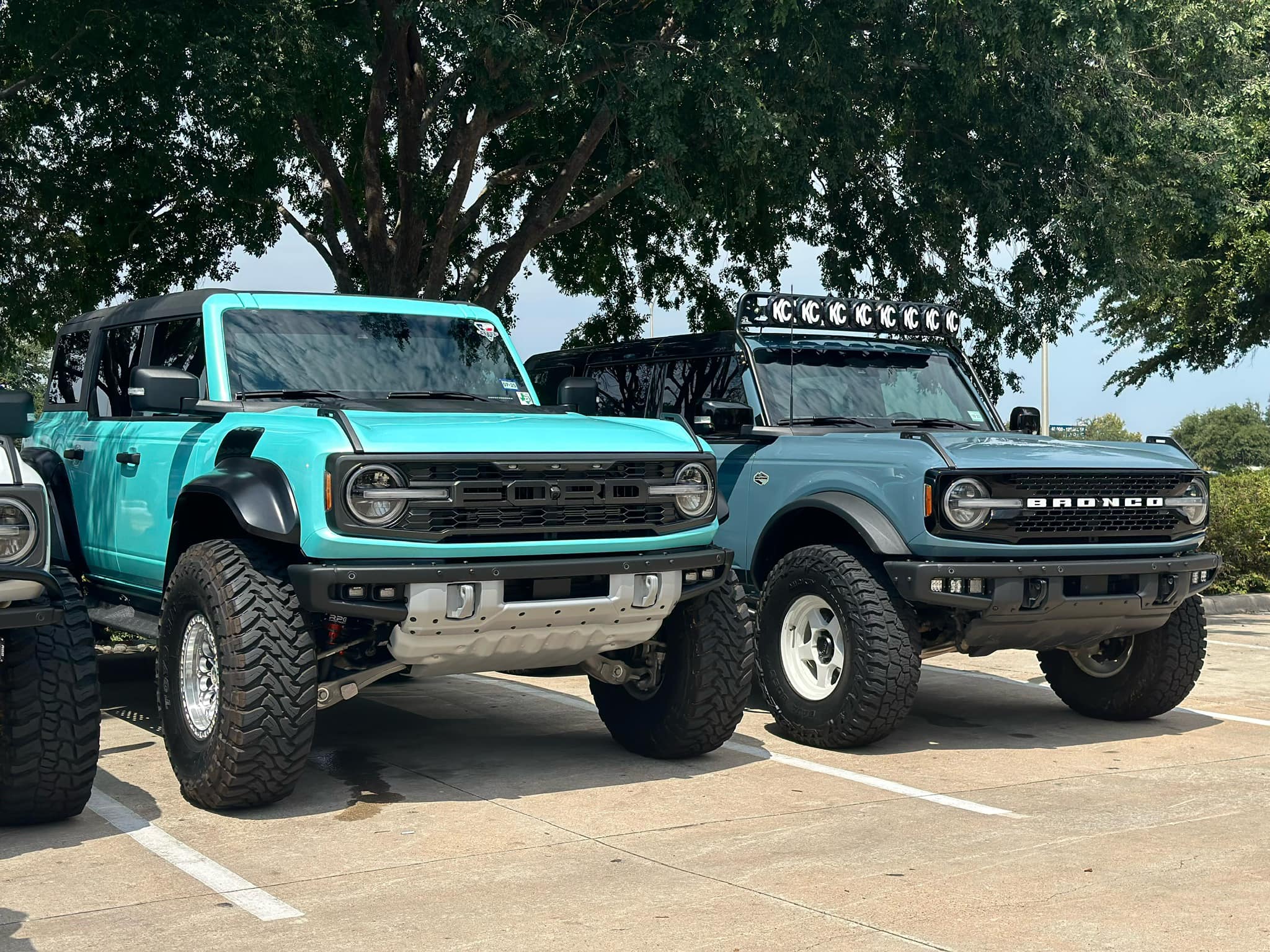 Ford Bronco Wrapped Bronco Raptor on 40's (Gloss Metal Hawaii Mint) 368363857_10168327242505161_1974231397582100854_n