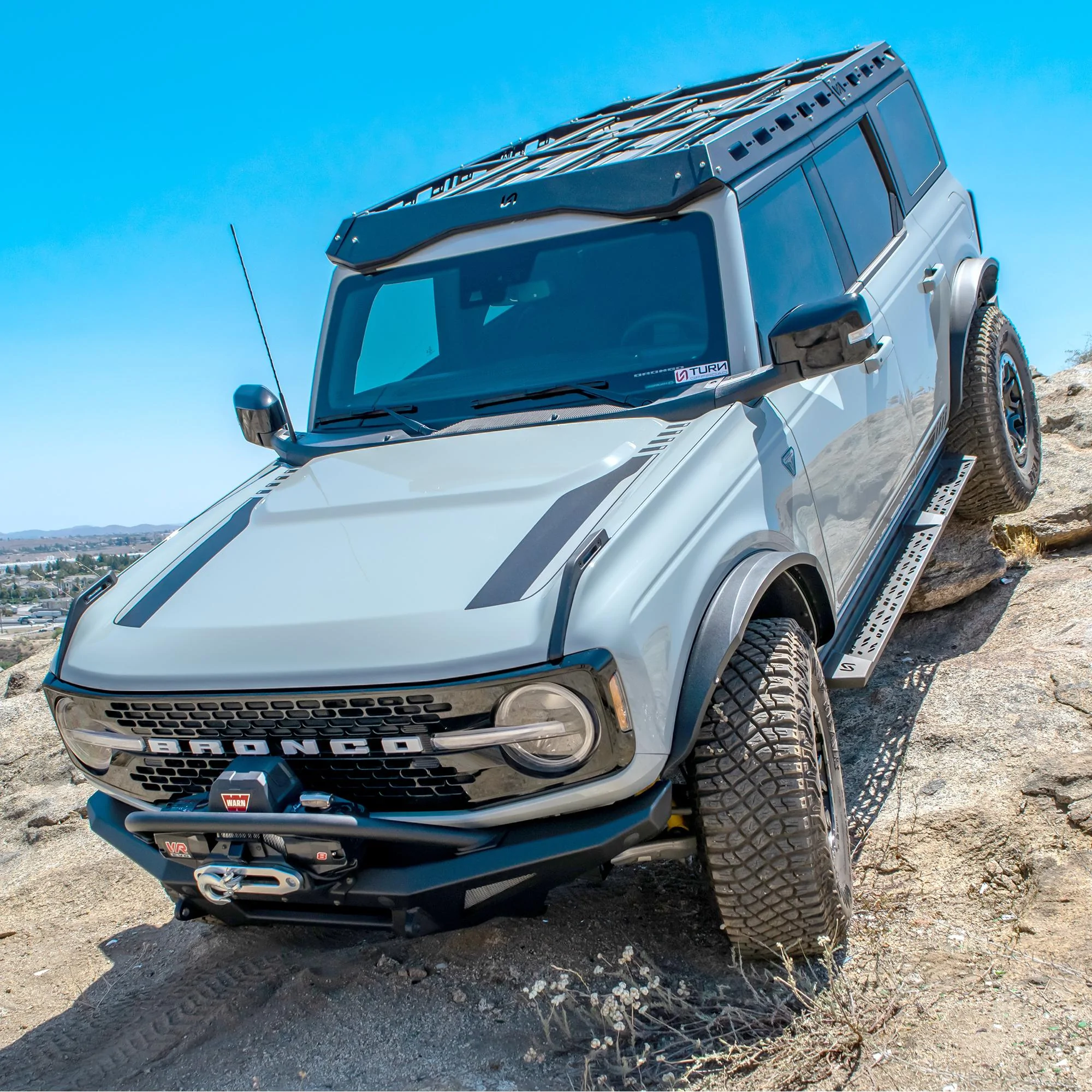 Ford Bronco CACTUS GRAY Bronco Club Turn_offroad_Bronco-4door_Lifestyle_Roof-rack_image8_72dpi_2K
