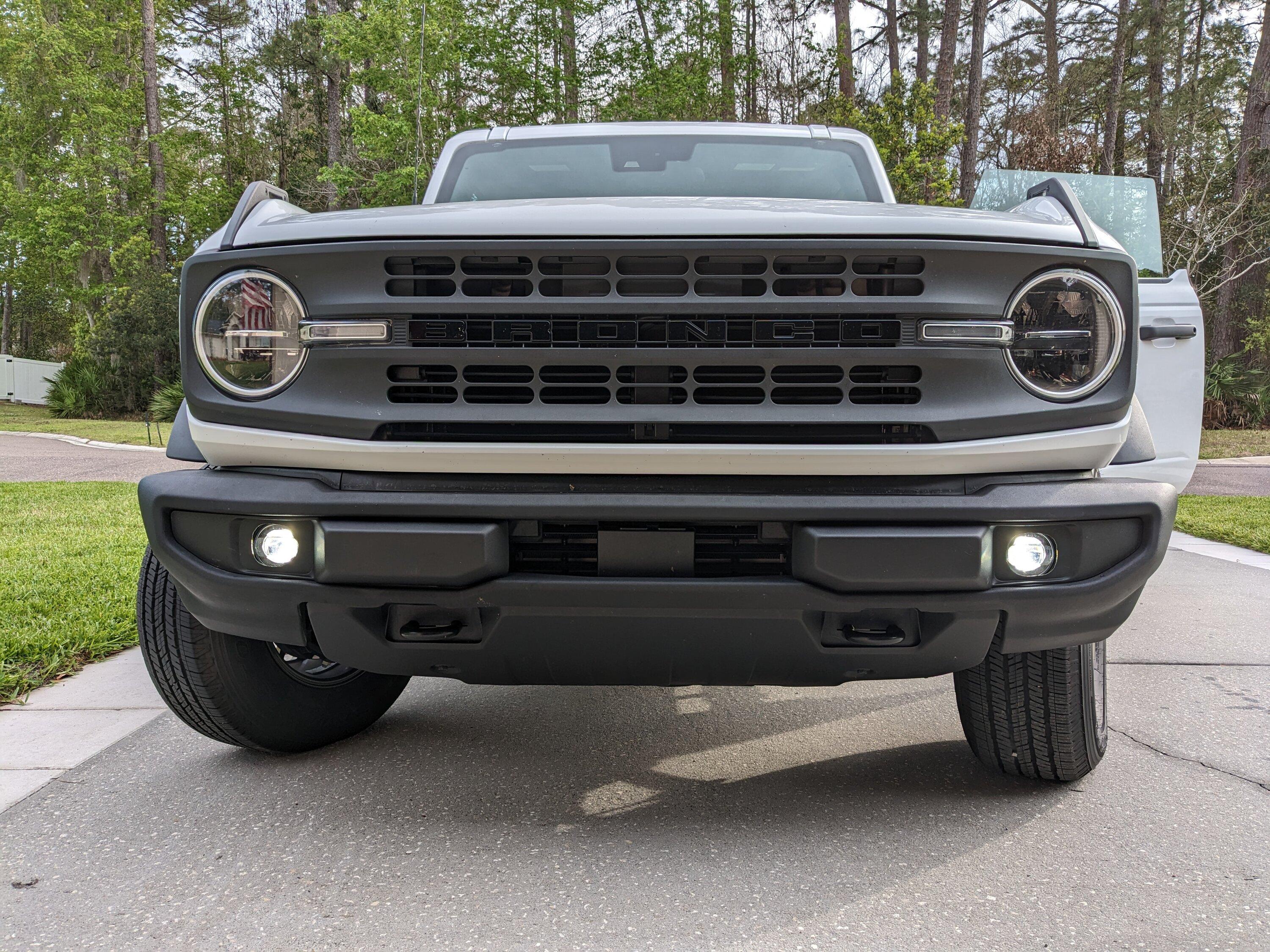 Ford Bronco Base bumper fog lights white-day