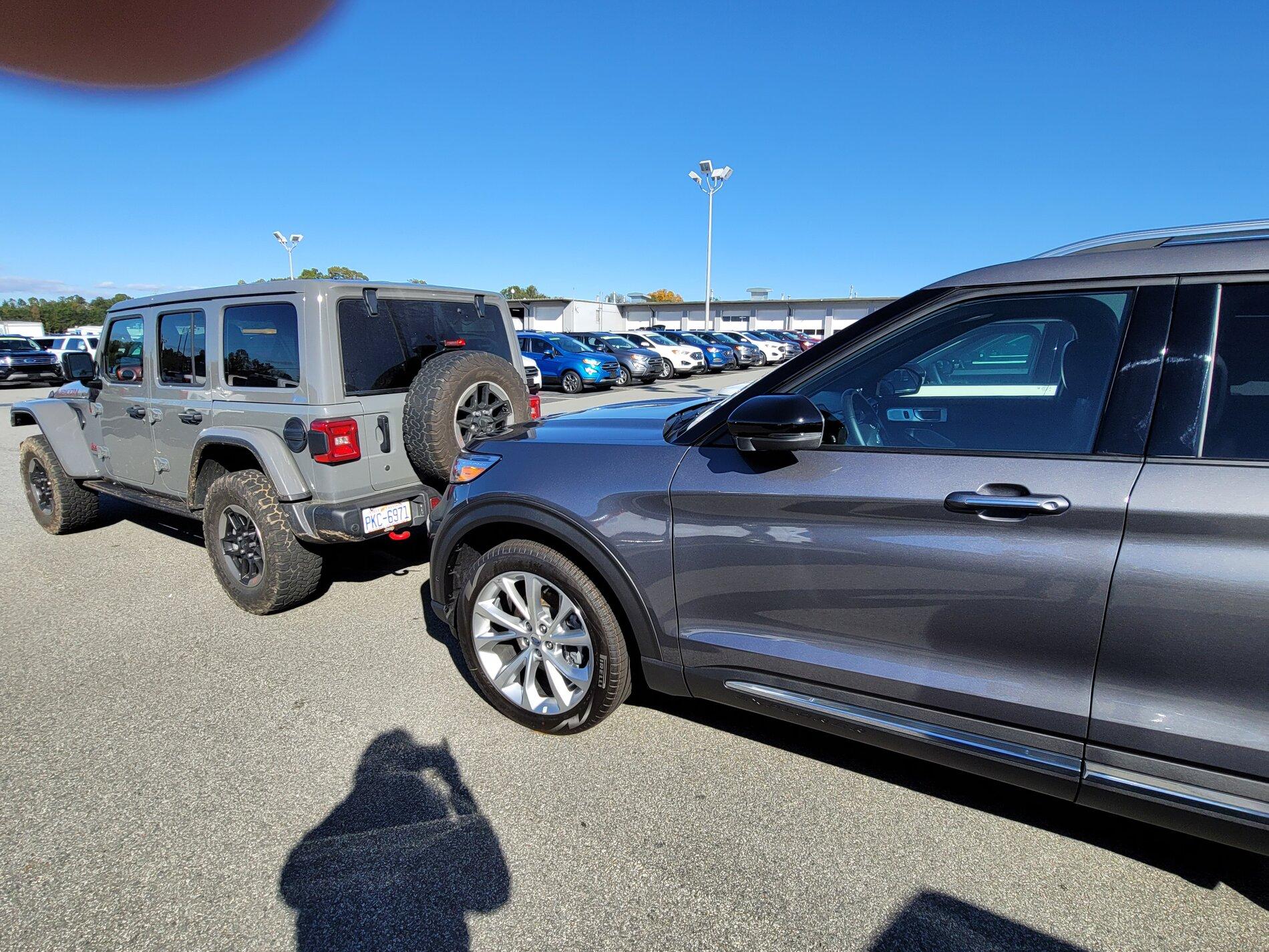 Ford Bronco Carbonized Gray vs Sting Gray ( Jeep ) 20201030_150443
