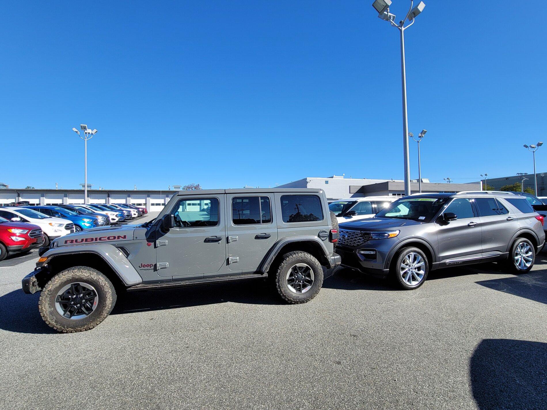 Ford Bronco Carbonized Gray vs Sting Gray ( Jeep ) 20201030_150408